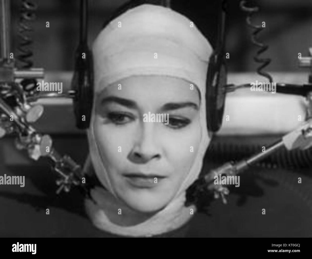 *The Brain That Would't Die* è un film horror di fantascienza americano del 1962. Il film segue una scienziata che tenta di mantenere in vita la sua fidanzata preservando il suo cervello dopo un incidente d'auto. Il film è diventato un classico di culto noto per i suoi temi controversi e la produzione a basso budget. Foto Stock