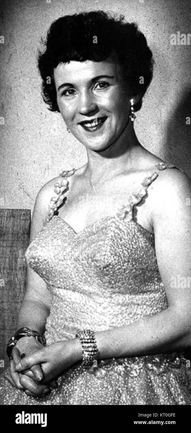 Bridie Gallagher era una cantante irlandese, nota per i suoi contributi alla musica tradizionale e popolare nel XX secolo. Ha guadagnato popolarità negli anni '1940 e '1950 per le sue esibizioni in Irlanda e a livello internazionale. Foto Stock