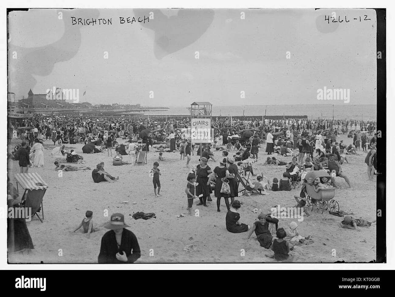 Brighton Beach, situata a Brooklyn, New York, è una popolare destinazione balneare conosciuta per la sua vivace passeggiata sul lungomare, la comunità di lingua russa e la sua vicinanza a Coney Island. Rimane un luogo classico per lo svago estivo e le feste culturali. Foto Stock