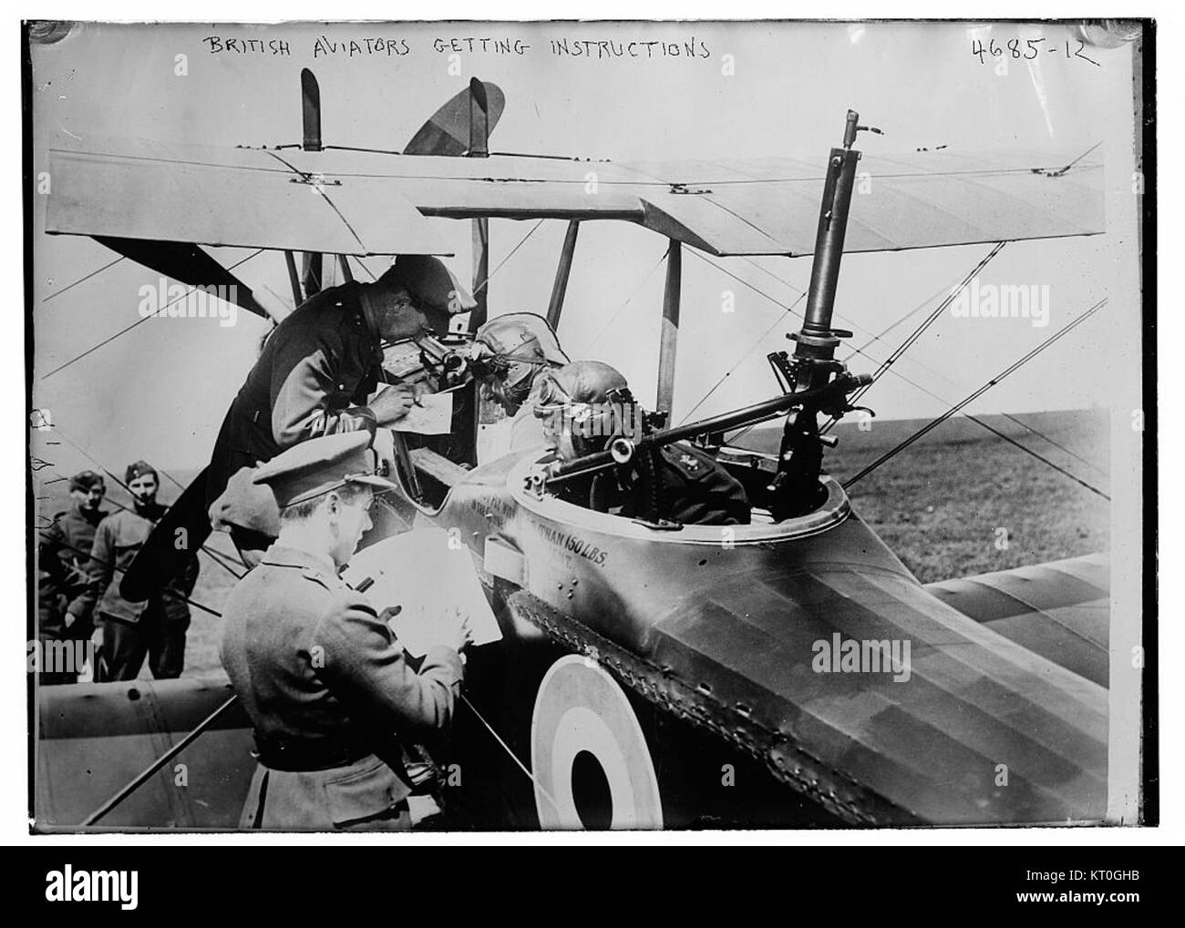 L'immagine cattura gli aviatori britannici che ricevono istruzioni durante una sessione di addestramento, riflettendo la natura rigorosa dell'addestramento dell'aviazione militare e la disciplina richiesta. Foto Stock