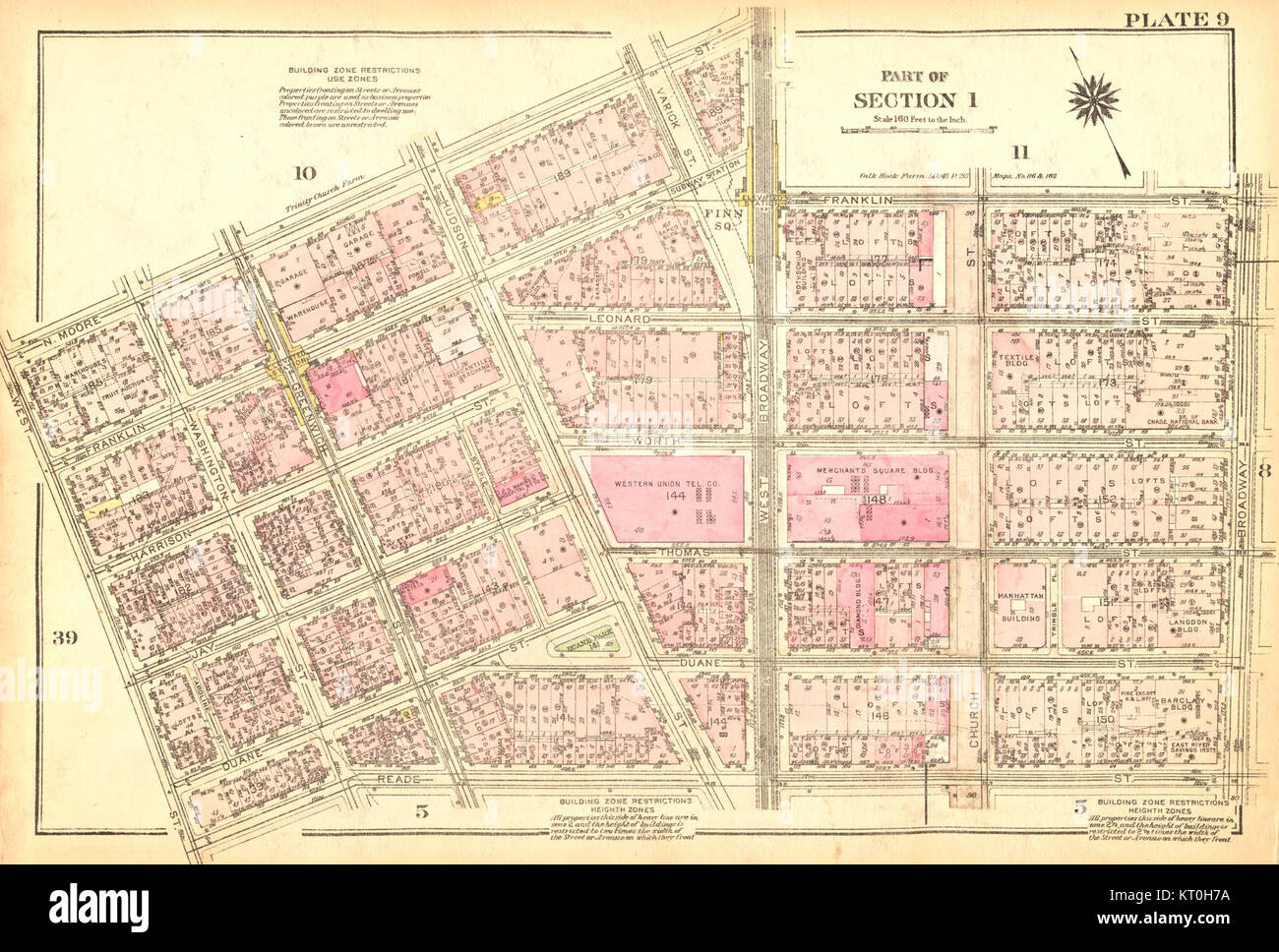 Il Bromley Manhattan Plate 009, pubblicato nel 1927, è un'iconica lastra di porcellana che presenta una dettagliata rappresentazione di Manhattan. Il piatto, prodotto come parte di una collezione in edizione limitata, mostra i monumenti architettonici e culturali di Manhattan all'epoca. Questo oggetto è ora considerato un pezzo da collezione ed è un esempio di arte decorativa americana del XX secolo Foto Stock