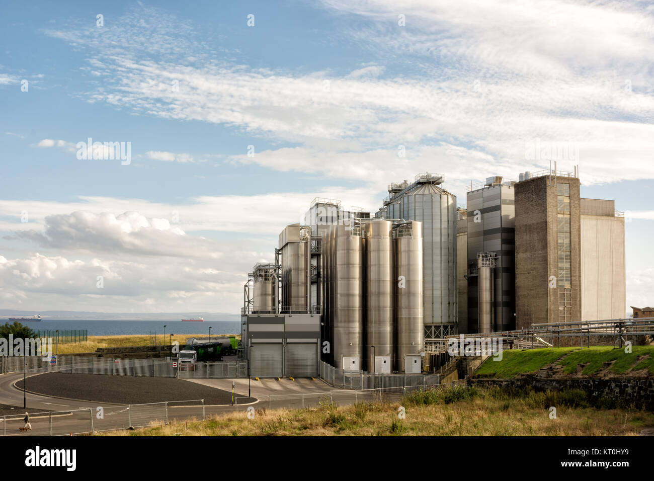 Esterno del Carr's HUTCHISONS mulino di farina nella città di Kirkcaldy in Scozia, e territorio adiacente Foto Stock