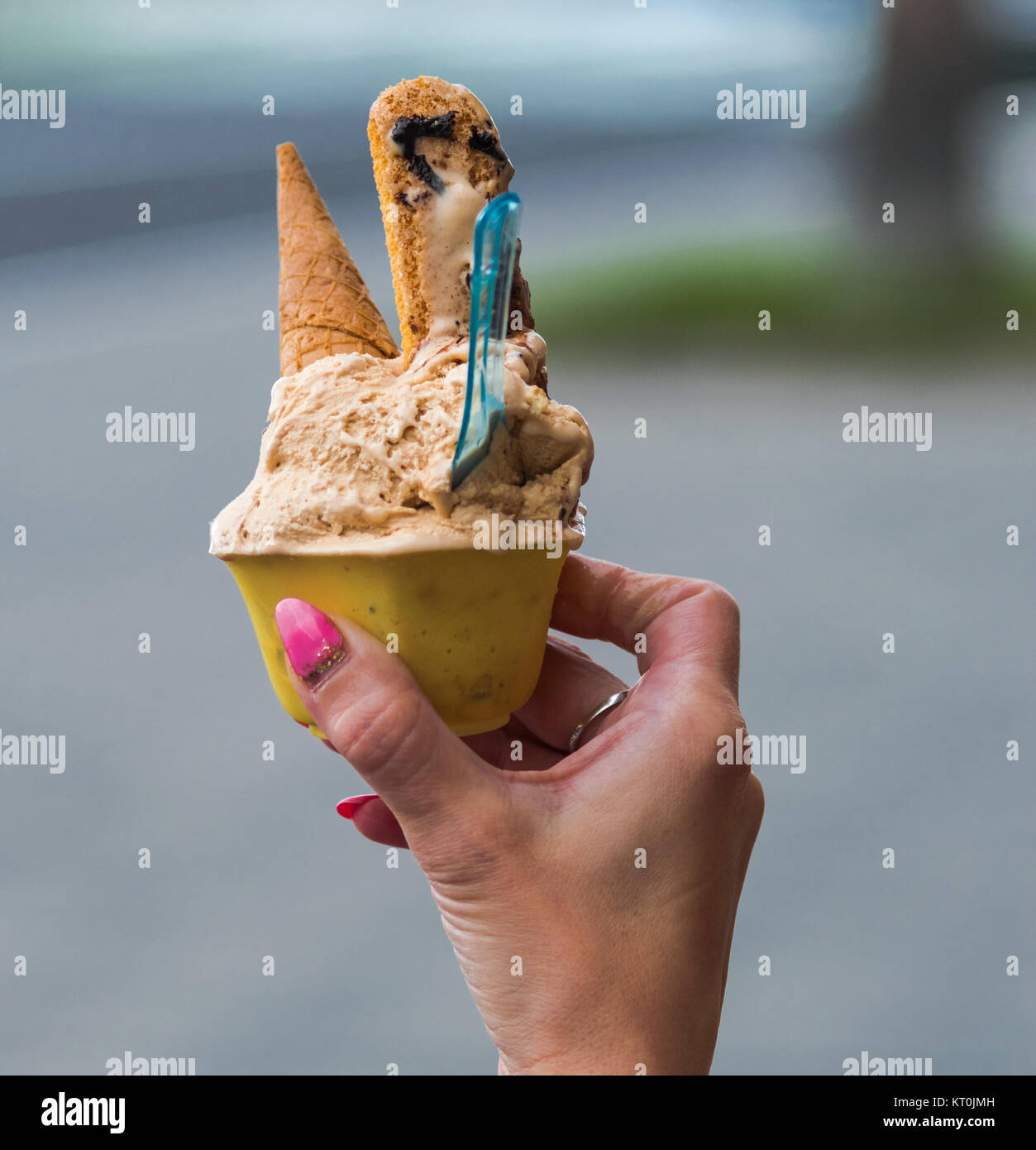 Gelato al caffè con biscotti a cono sul lato destro Foto Stock