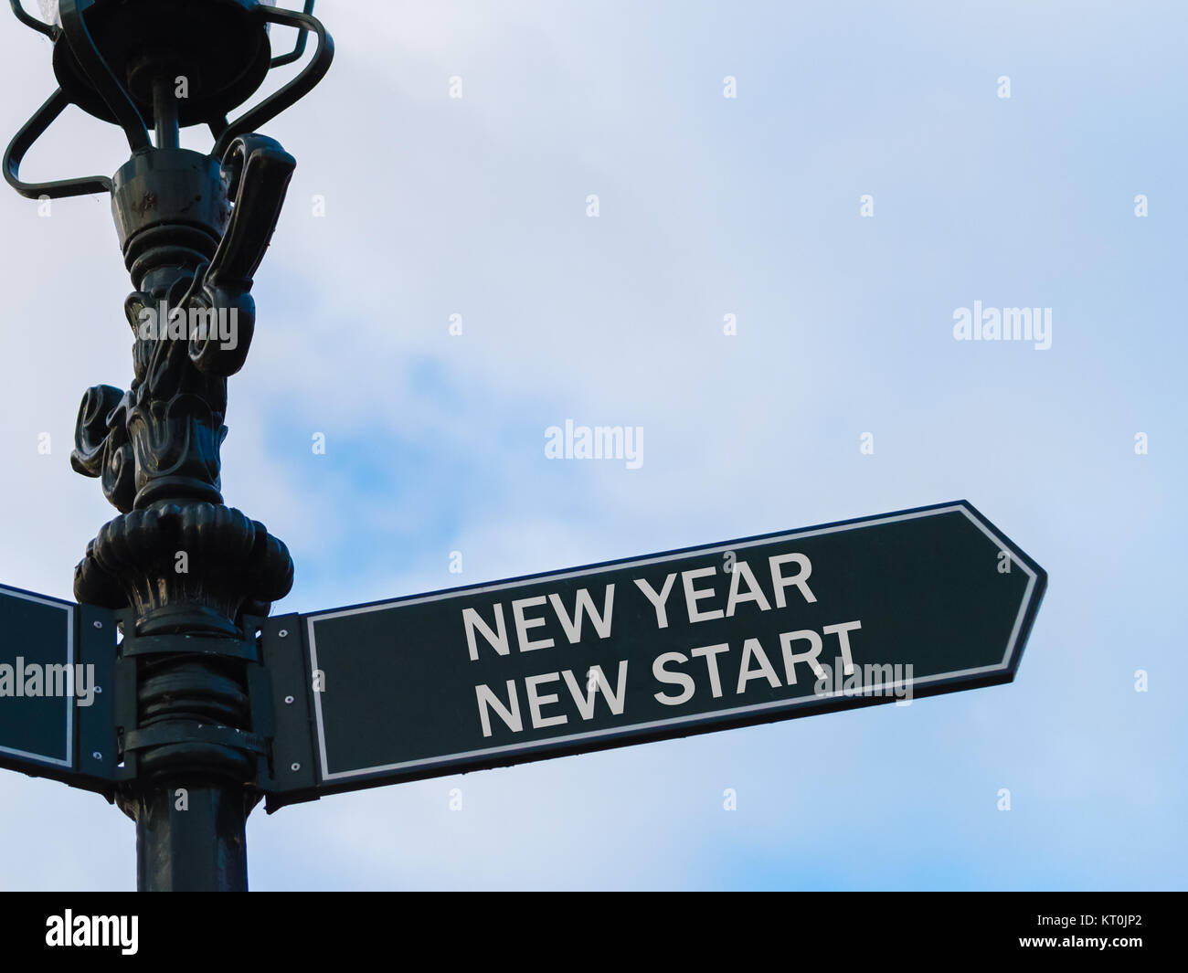 Nuovo Anno nuovo inizio segno direzionale su guidepost Foto Stock
