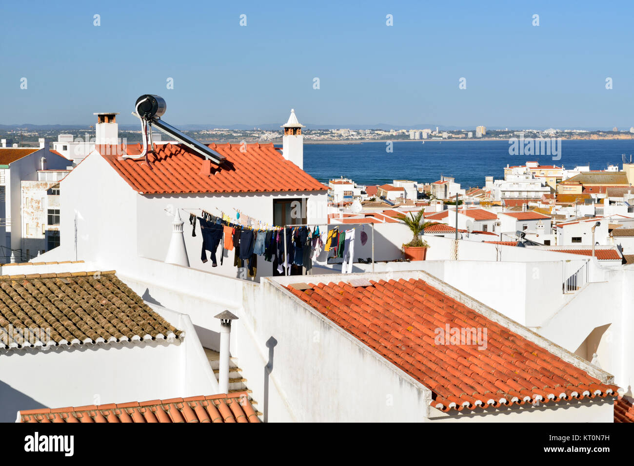 Vista sui tetti della città Algarvian Lagos Foto Stock