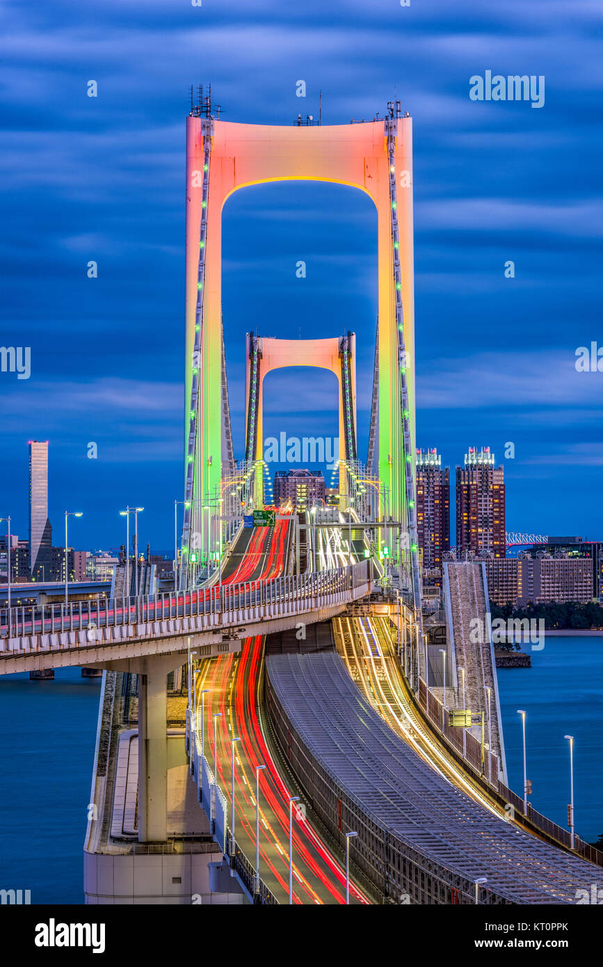 Tokyo, Giappone al Ponte di Arcobaleno di notte. Foto Stock