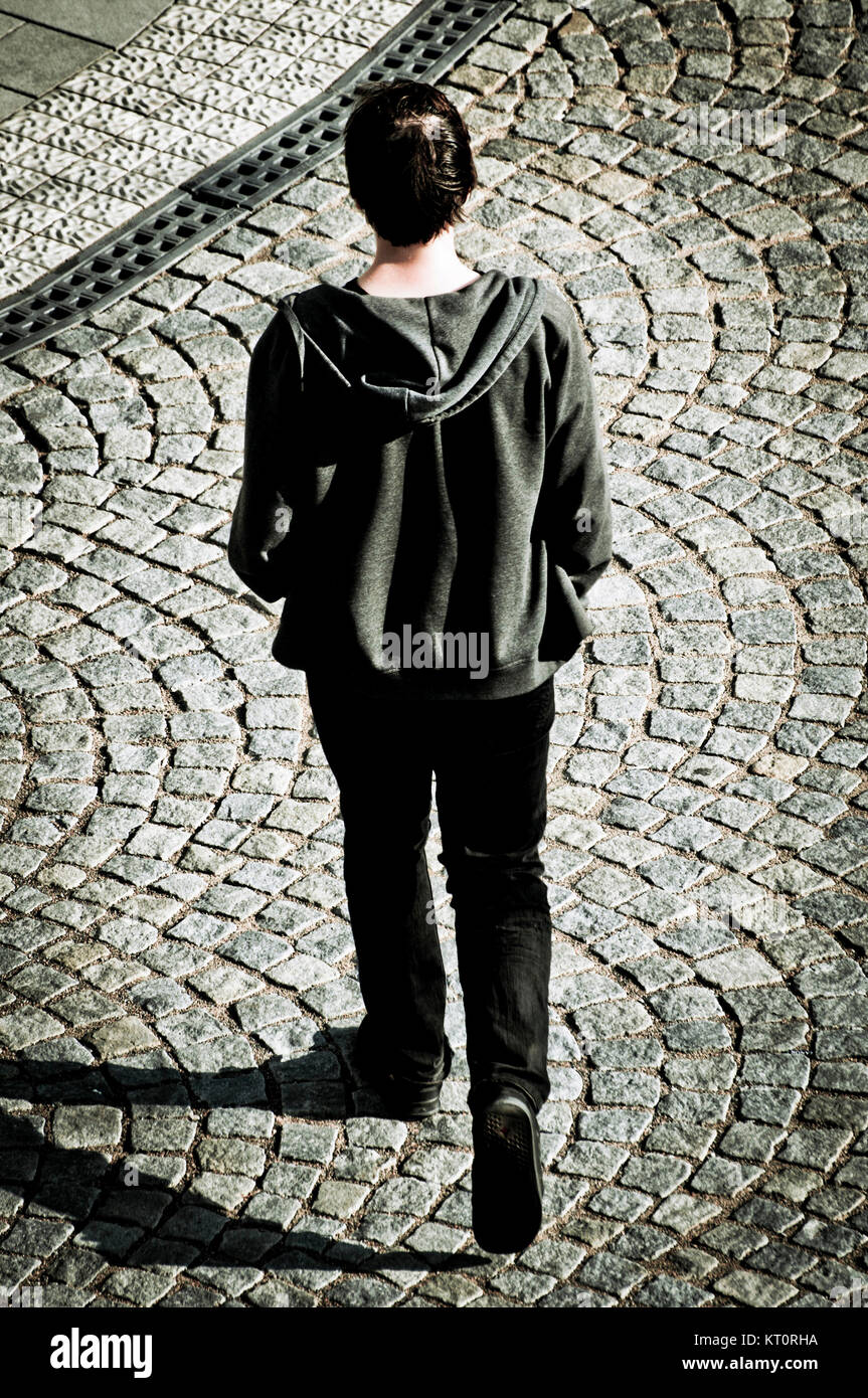 Ragazzo a piedi in strada, visto dal di sopra Foto Stock