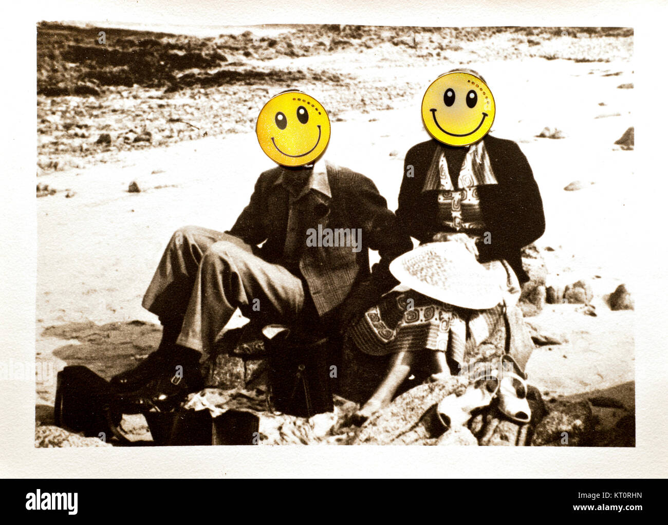 Vintage fotografia di un giovane con un sorriso emoticon oltre le loro facce Foto Stock