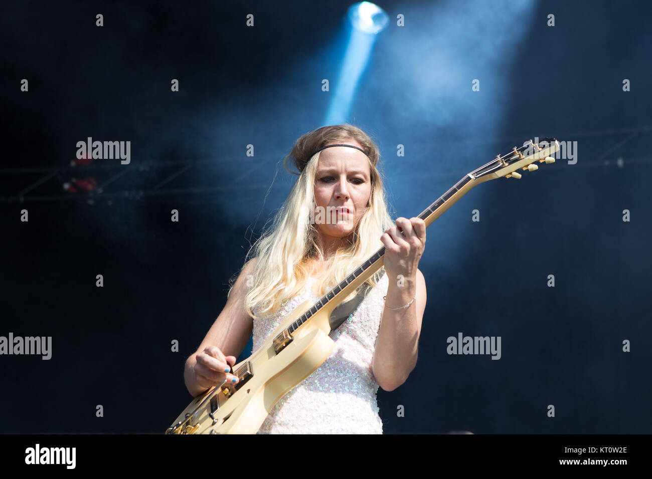 La Norwegian jazz trio Hedvig Mollested Trio esegue un concerto dal vivo presso il norvegese music festival Månefestivalen in Fredrikstad. Qui il chitarrista Hedvig Mollestad Thomassen è visto dal vivo sul palco. Norvegia, 24/07 2016. Foto Stock