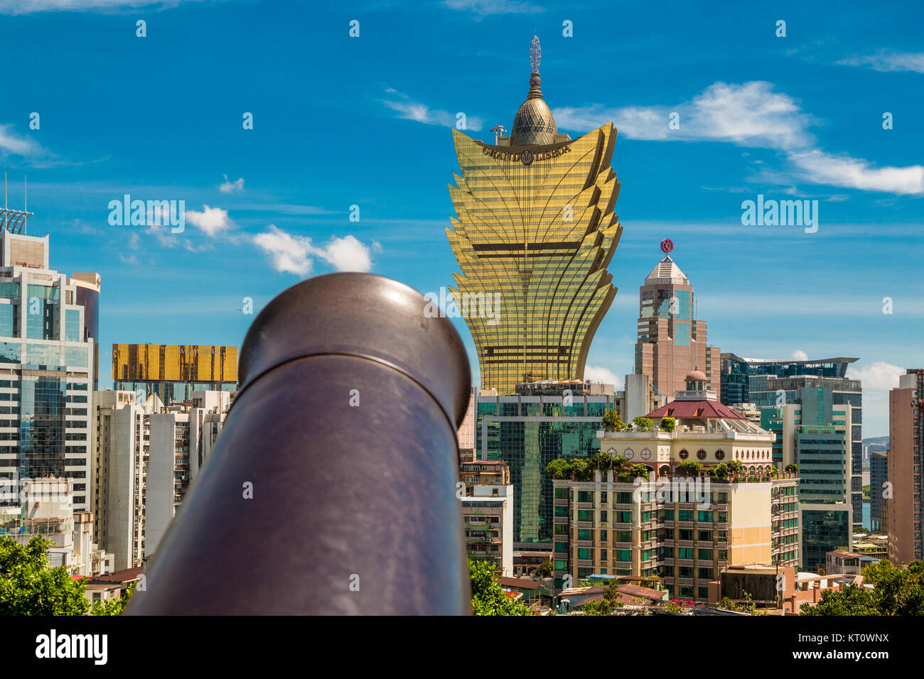Un cannone rivolto al Casino Grand Lisboa. Foto scattata su Macao Mount Fortezza Fortaleza Do Monte. Foto Stock