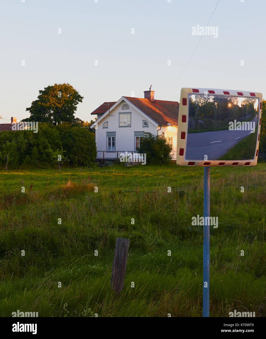 Specchio per i driver su angolo cieco e tradizionale casa di legno, Graso, Uppland Provincia, arcipelago di Stoccolma, Svezia, in Scandinavia. Graso è un isl Foto Stock