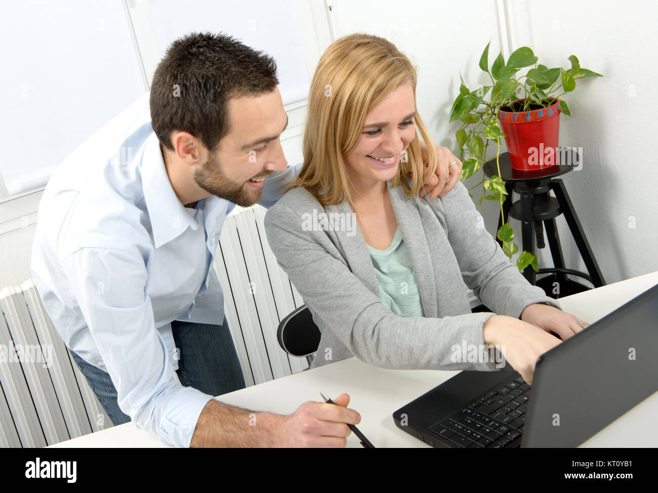 Attraente l uomo e la donna business utilizzando il computer portatile Foto Stock