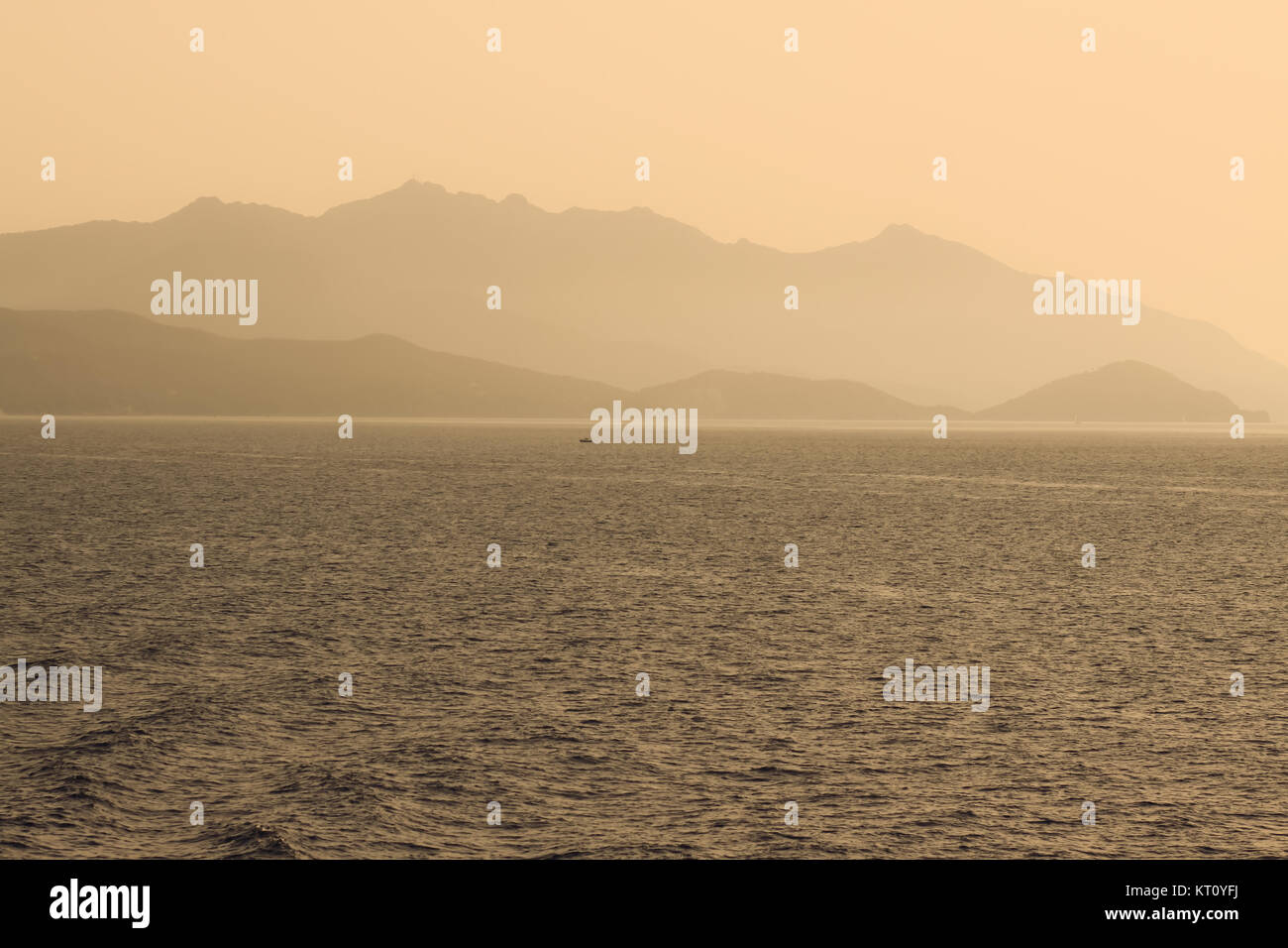 Tramonto sul mare all'isola d'Elba italiano Foto Stock