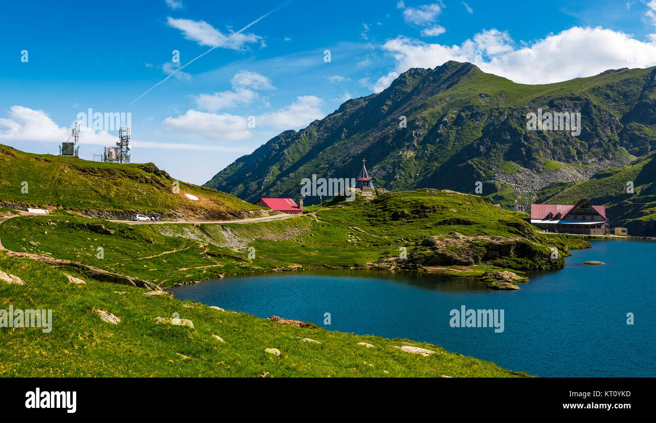 Transfagarasan road, Romania - Giu 26, 2017: lago Balea in montagna Fagaras su un luminoso giorno. incredibile paesaggio estivo di uno dei la maggior parte delle visite Foto Stock