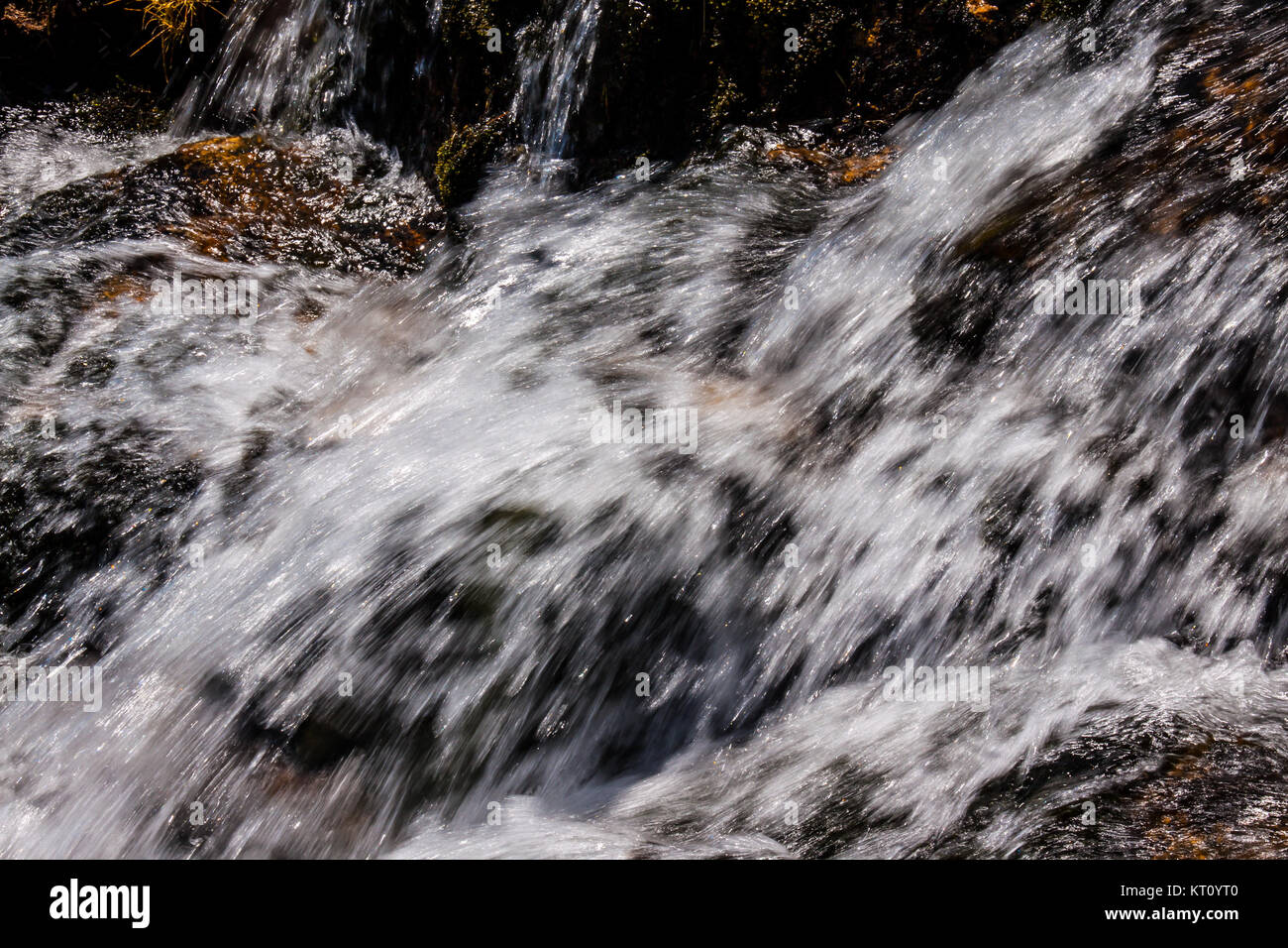 Fast acqua che scorre attraverso le rocce in montagna Foto Stock