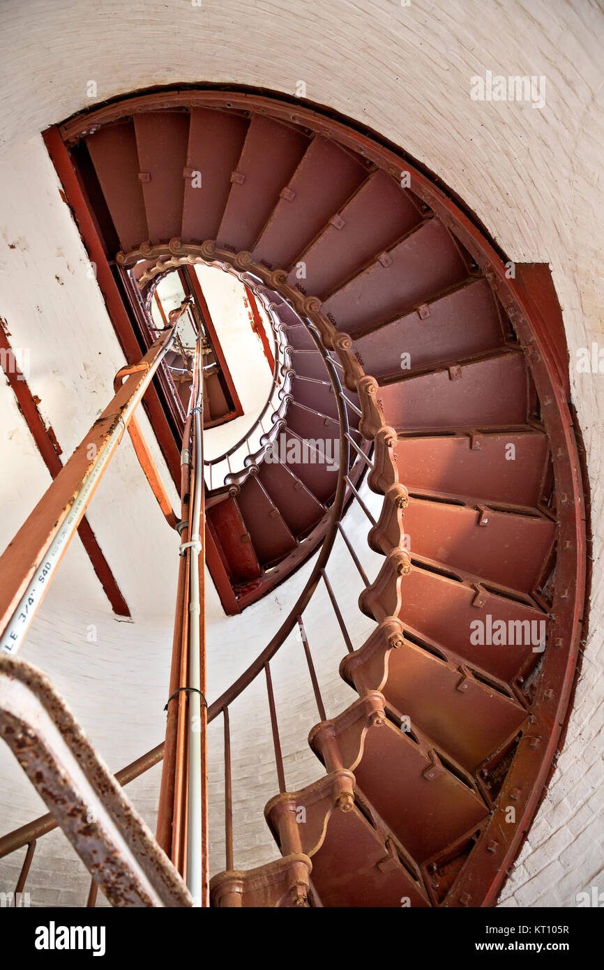 NC01124-00...North Carolina - Looing fino alla scalinata a spirale con 268 gradini che conducono alla piattaforma di osservazione vicino alla sommità del Capo Hatteras Li Foto Stock