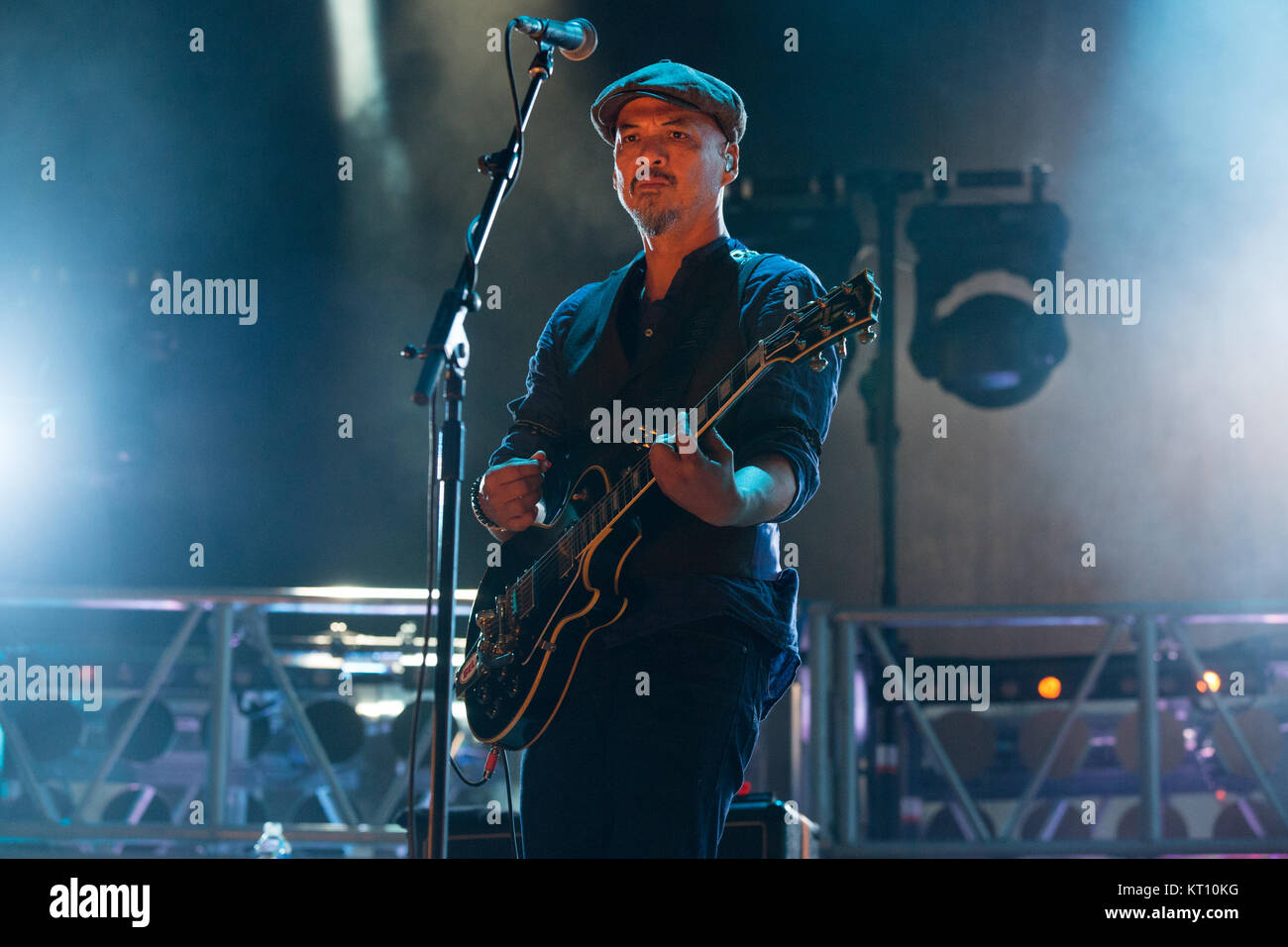 Norvegia, Oslo - Agosto 11, 2017. La American rock band Pixies esegue un concerto dal vivo durante un concerto di musica norvegese Øyafestivalen festival 2017 a Oslo. Qui il chitarrista Joey Santiago è visto dal vivo sul palco. Foto Stock