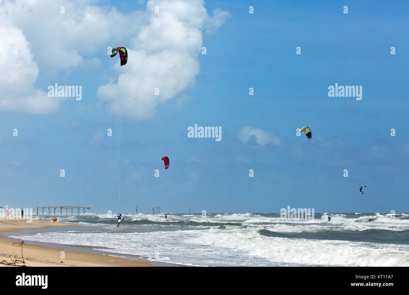 NC01136-00...North Carolina - Kite-surfersenjoying una giornata ventosa sull'Oceano Atlantico vicino la rovina dell'Hatteras pesca del molo. Foto Stock