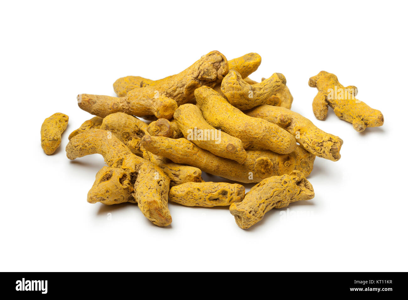 Cumulo di essiccato curcuma rizomi su sfondo bianco Foto Stock