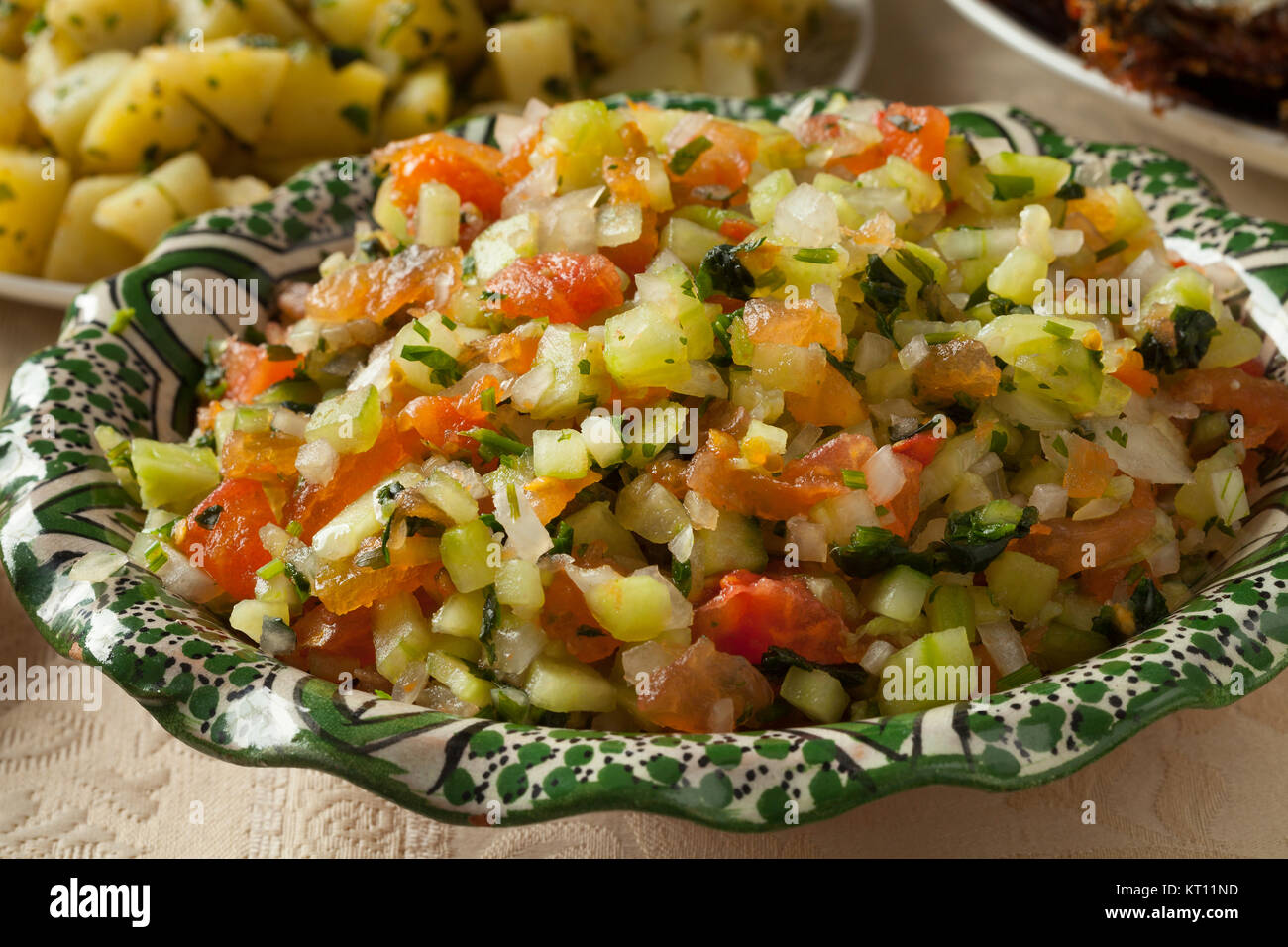 Piatto marocchino con fresche insalate fatte da una varietà di verdure close up Foto Stock