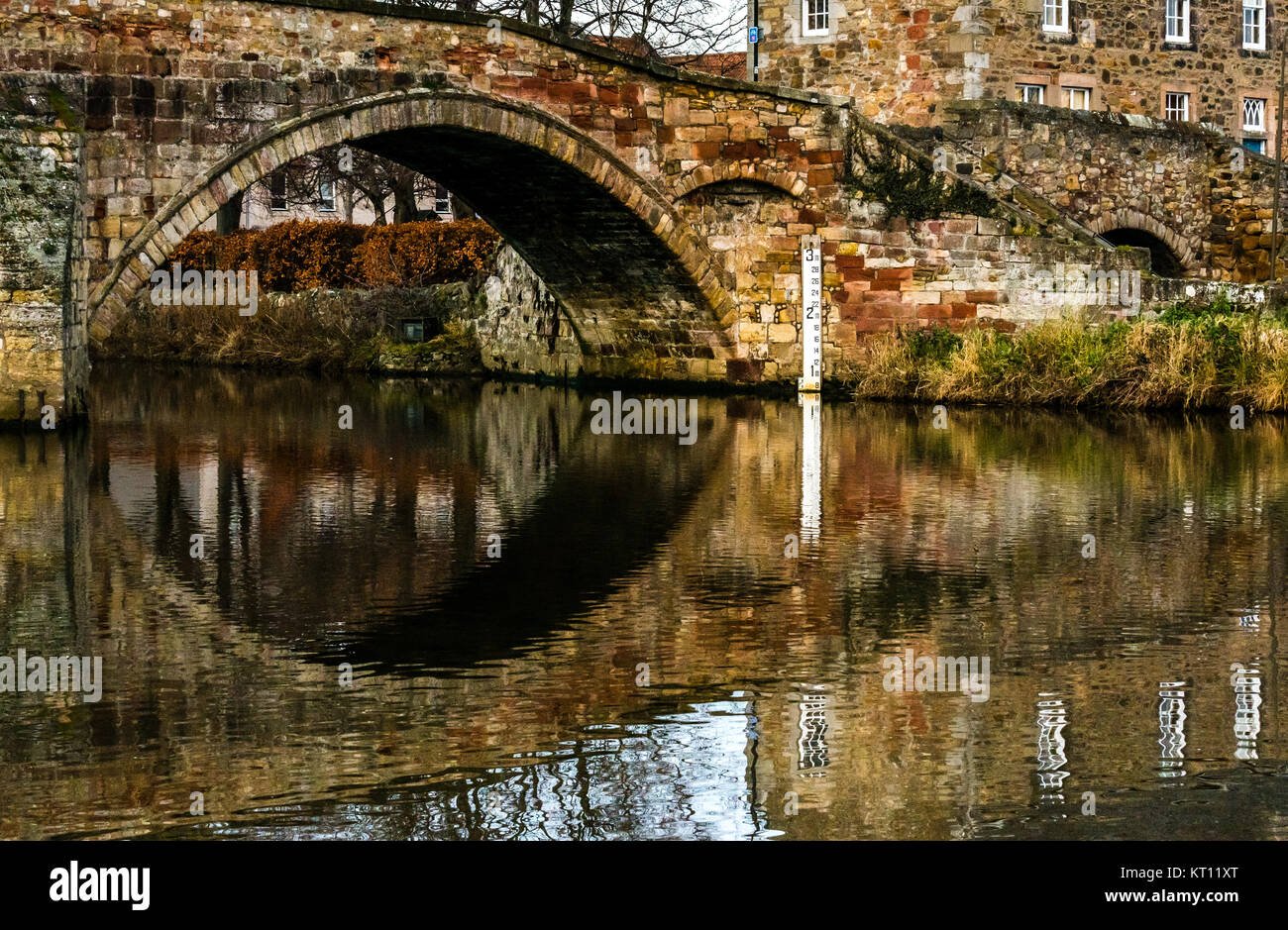 Xvi secolo Nungate Vecchio Ponte sul Fiume Tyne, Haddington, East Lothian, Scozia, Regno Unito. Ponte di pietra arenaria con archi e acqua marcatore di livello Foto Stock