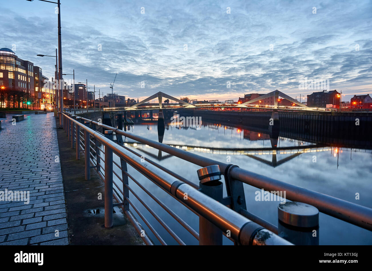 Sunrise oltre il riverside boulevard lungo il fiume Clyde a Glasgow, UK. Foto Stock