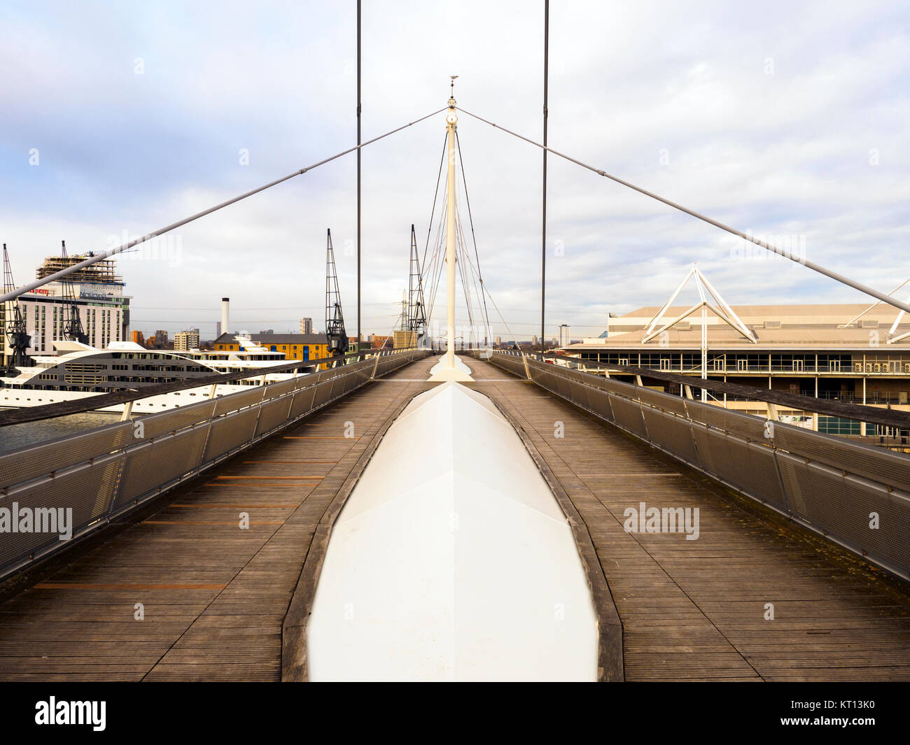 Sospensione ponte sul Royal Victoria Dock - Londra, Inghilterra Foto Stock
