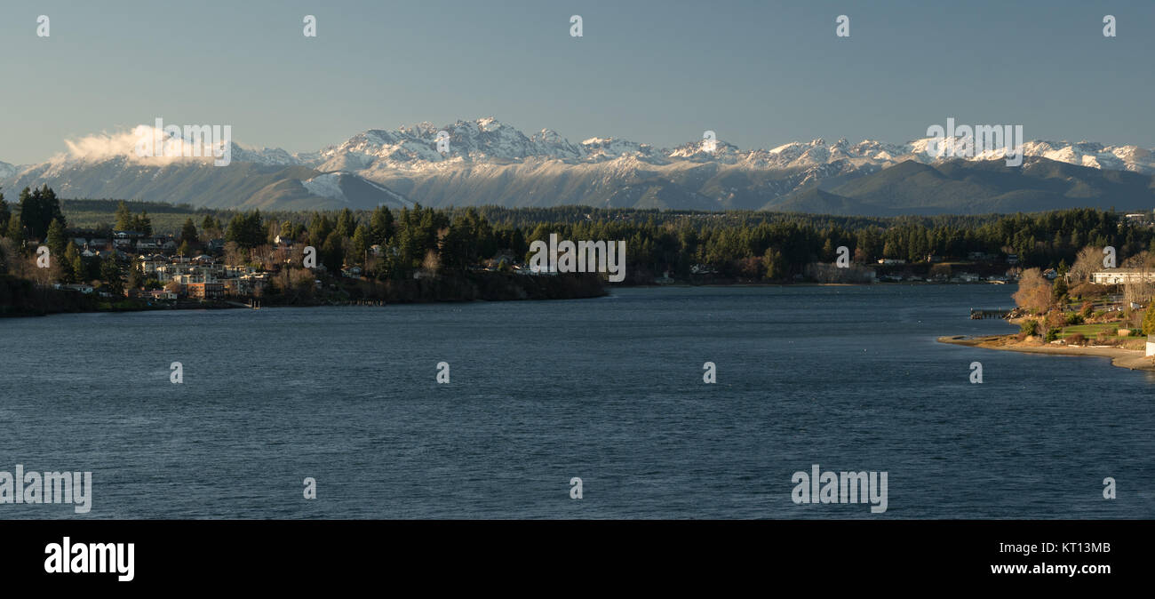 Le Olimpiadi invernali hanno la spolverata di neve nel tardo pomeriggio vista sul Puget Sound Foto Stock
