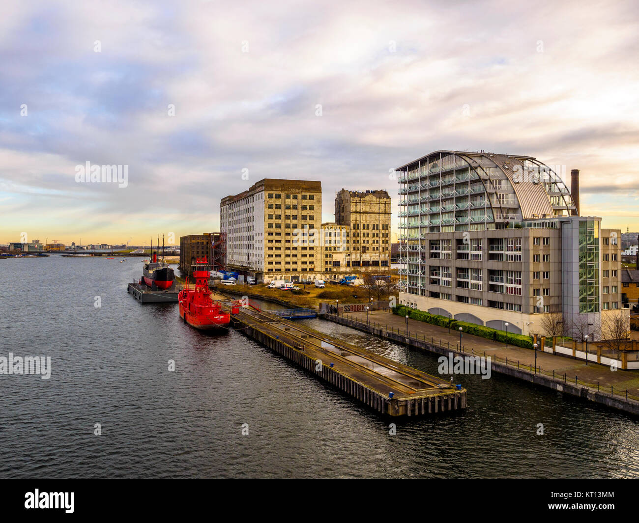 Il Millennium Mills e Lightvessel 93 & SS Robin coaster del vapore sul pontone Royal Victoria Dock - Londra, Inghilterra Foto Stock