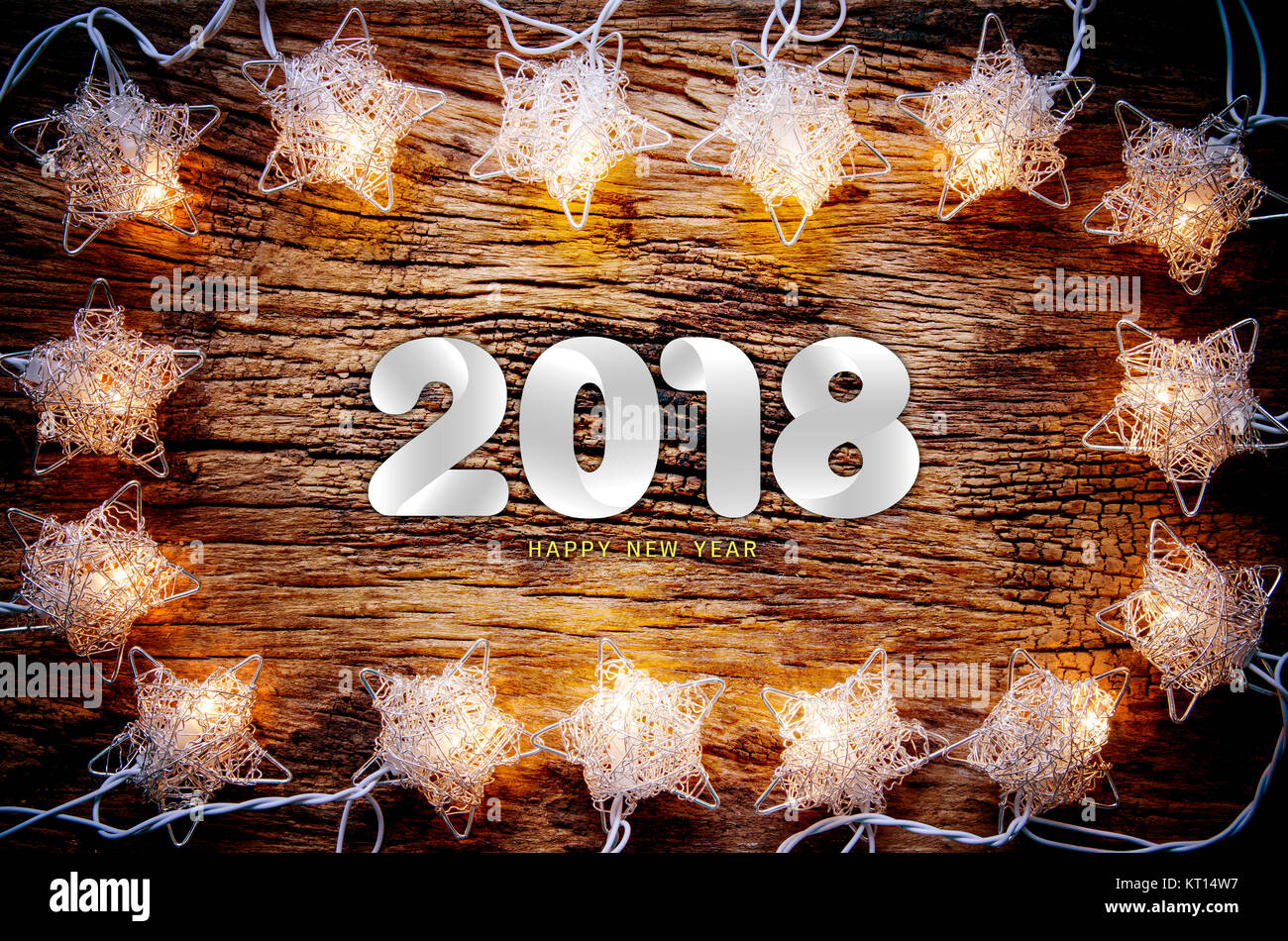 Natale e Anno Nuovo tema sfondo. 2018 Felice anno nuovo testo su vintage tavolo in legno con luci di natale decorazione. Foto Stock