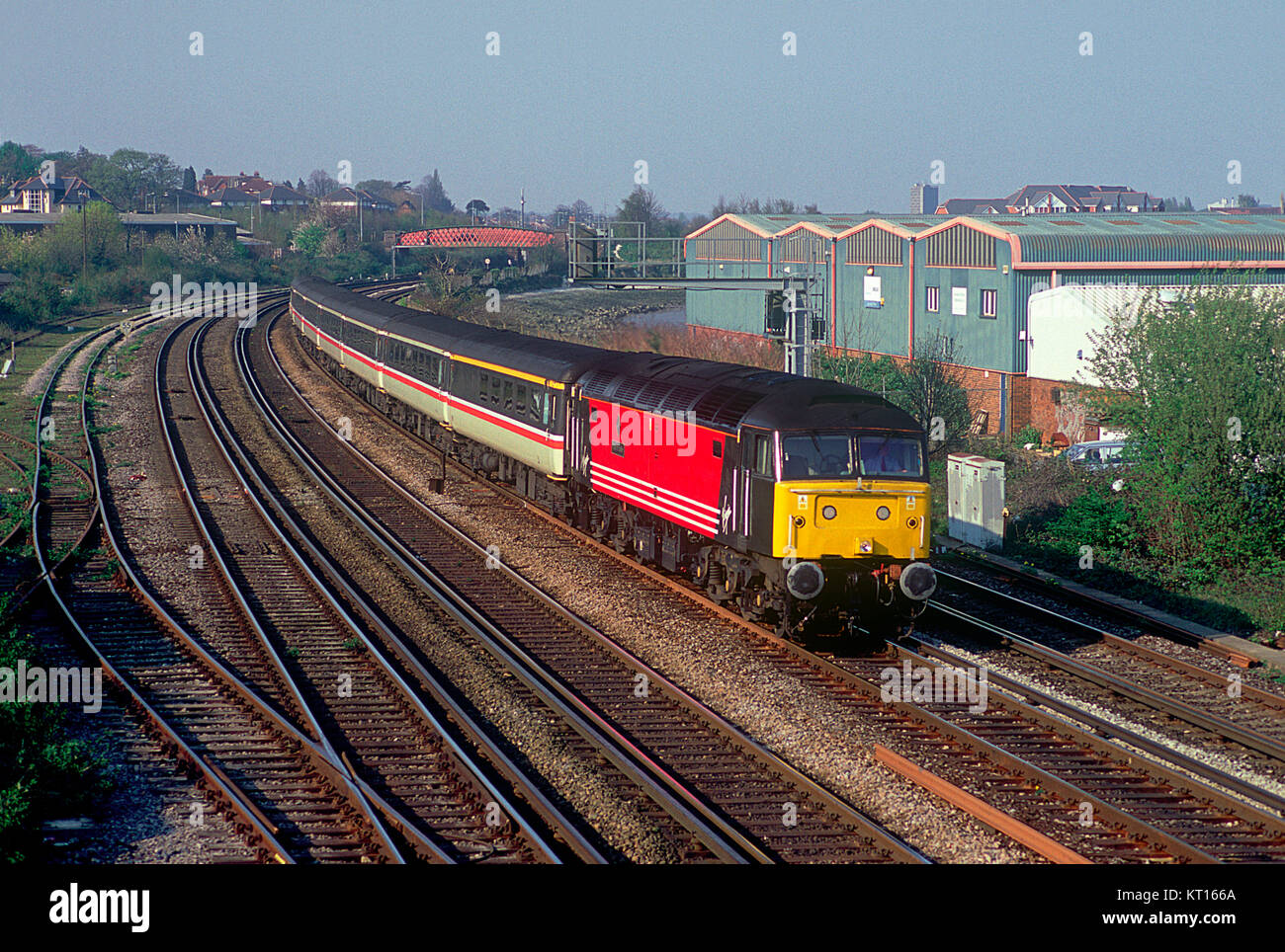 Classe 47 numero di locomotiva 47839 "orgoglio di Saltley" lavorando una vergine Cross Country al servizio Mountpleasant in Southampton. Il 10 aprile 2002. Foto Stock Classe 47 numero di locomotiva 47839 "orgoglio di Saltley" lavorando una vergine Cross Country al servizio Mountpleasant in Southampton. Il 10 aprile 2002. Foto Stock