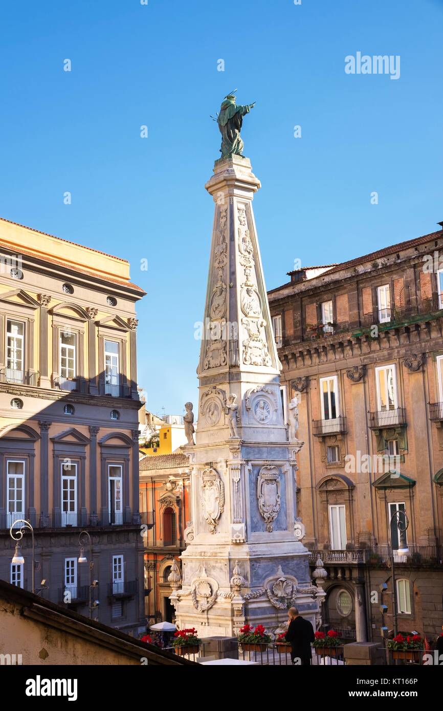 L'obelisco della chiesa di San Domenico e la piazza di napoli, Italia Foto Stock