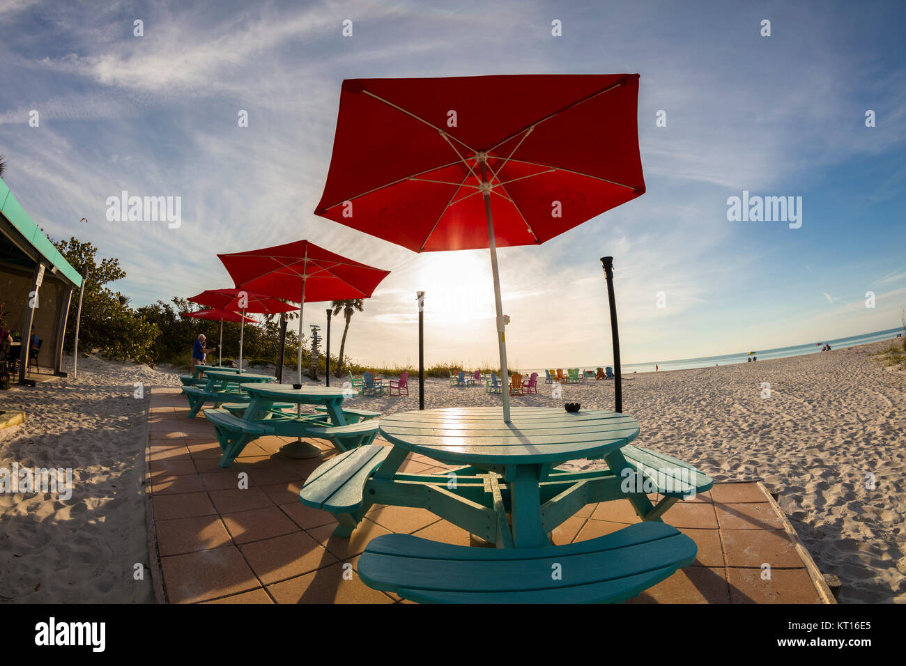 Tavoli da picnic e sdraio sulla spiaggia in una giornata di sole presso il South Beach Bar & Grill sul Gasparilla Island Florida Foto Stock