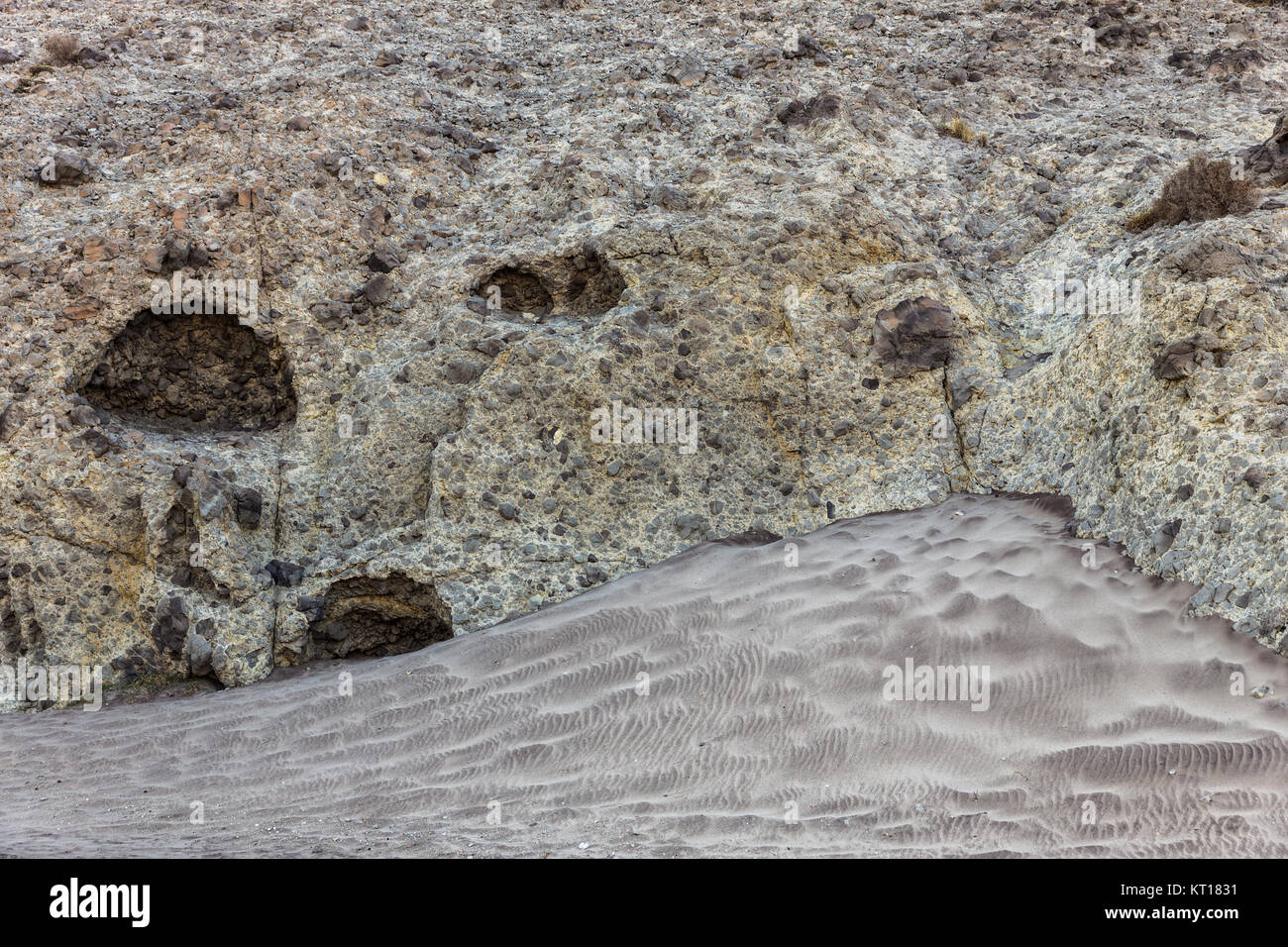 Agglomerato di origine vulcanica. Monsul beach. Il parco naturale di Cabo de Gata. Spagna. Foto Stock