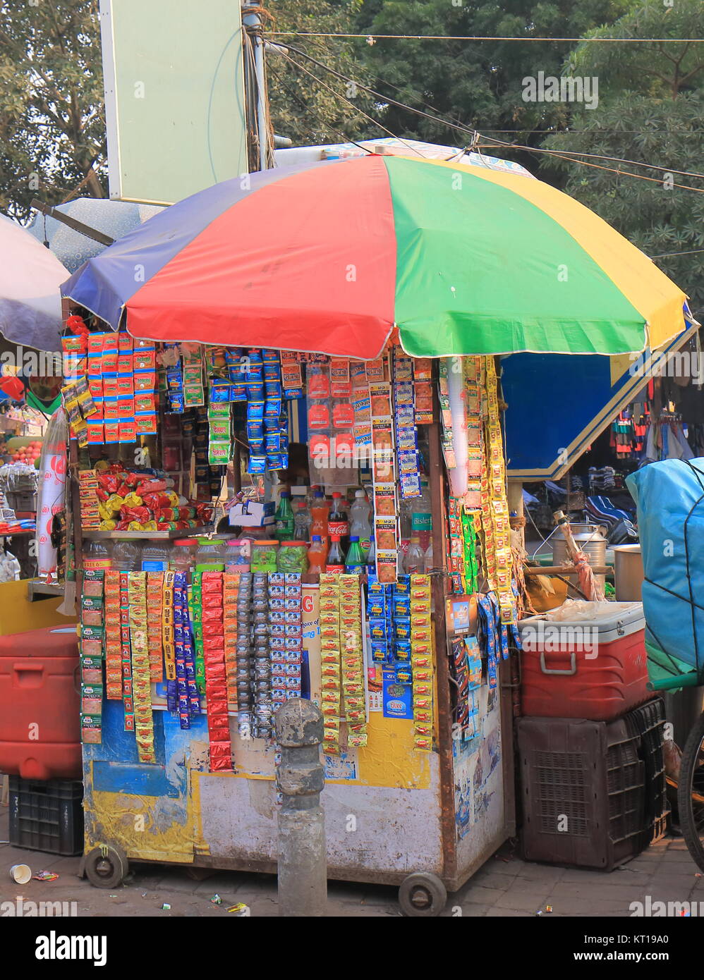 Chiosco locale negozio in Paharganj Bazaar principale mercato di New Delhi India Foto Stock