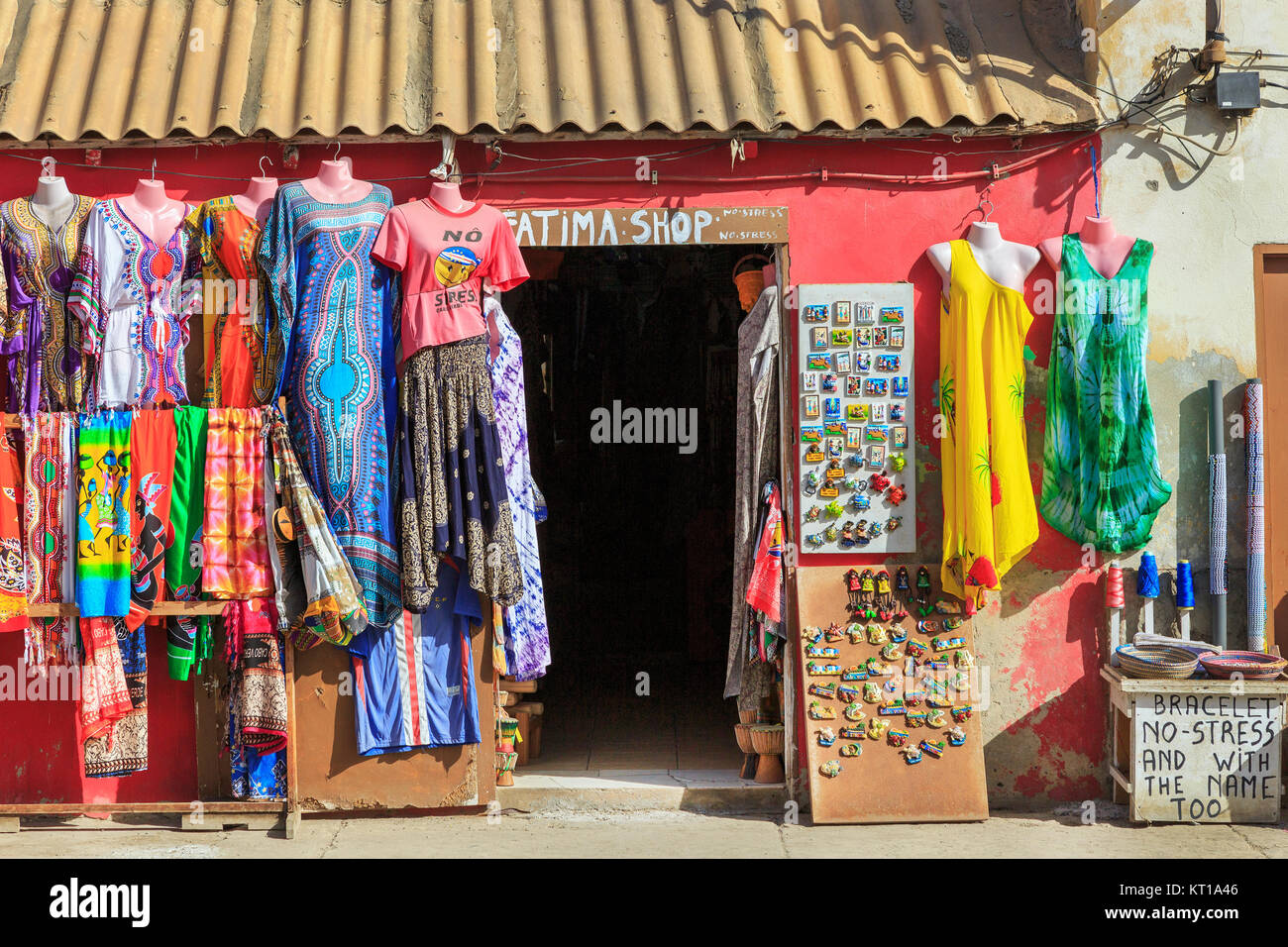 Esterno di un turista souvenir shop che vendono vestiti e magneti per il frigo, Santa Maria, Sal, Salina, Capo Verde, Africa Foto Stock