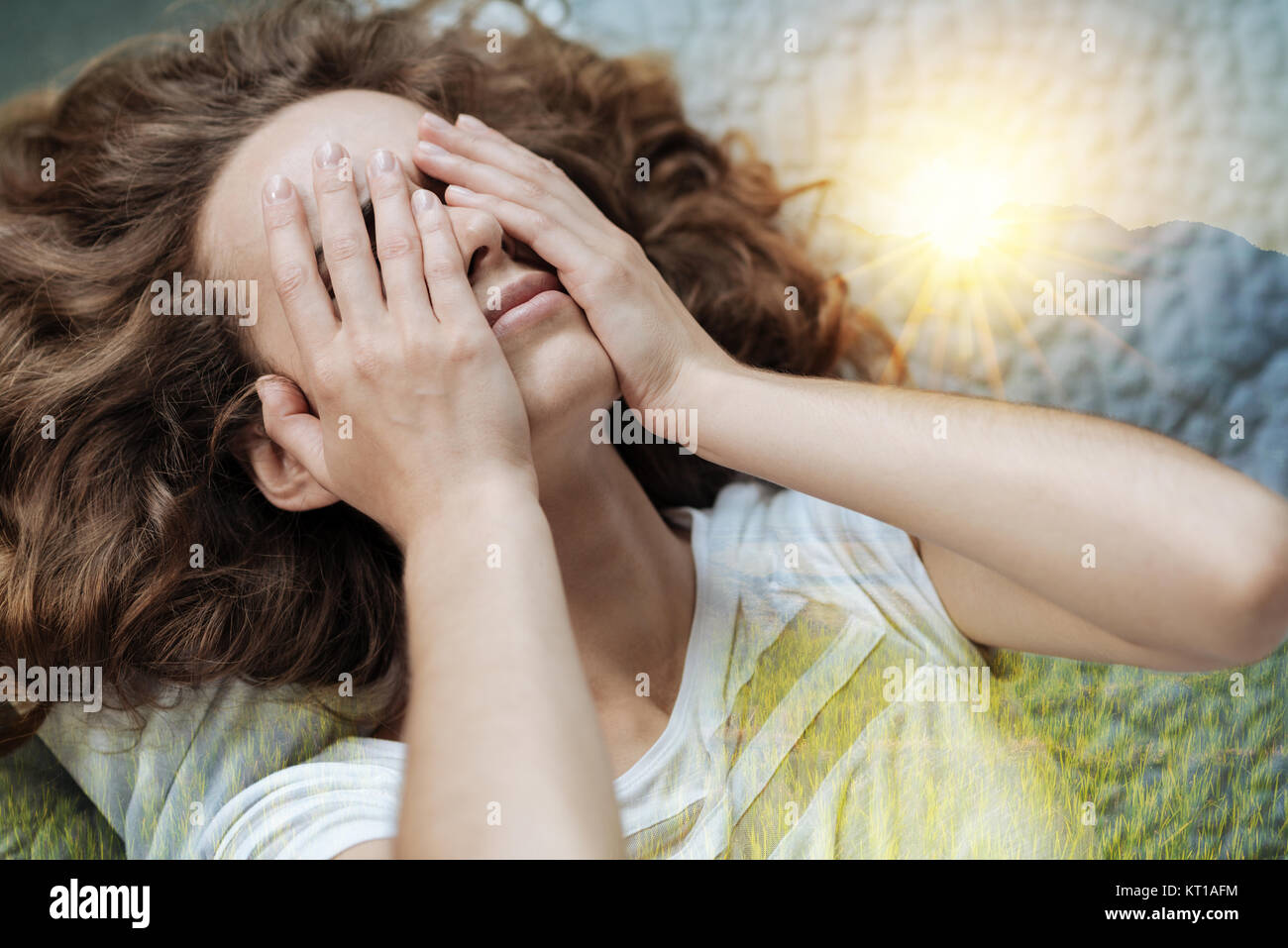 Stanco della donna di mettere le mani sul suo viso Foto Stock