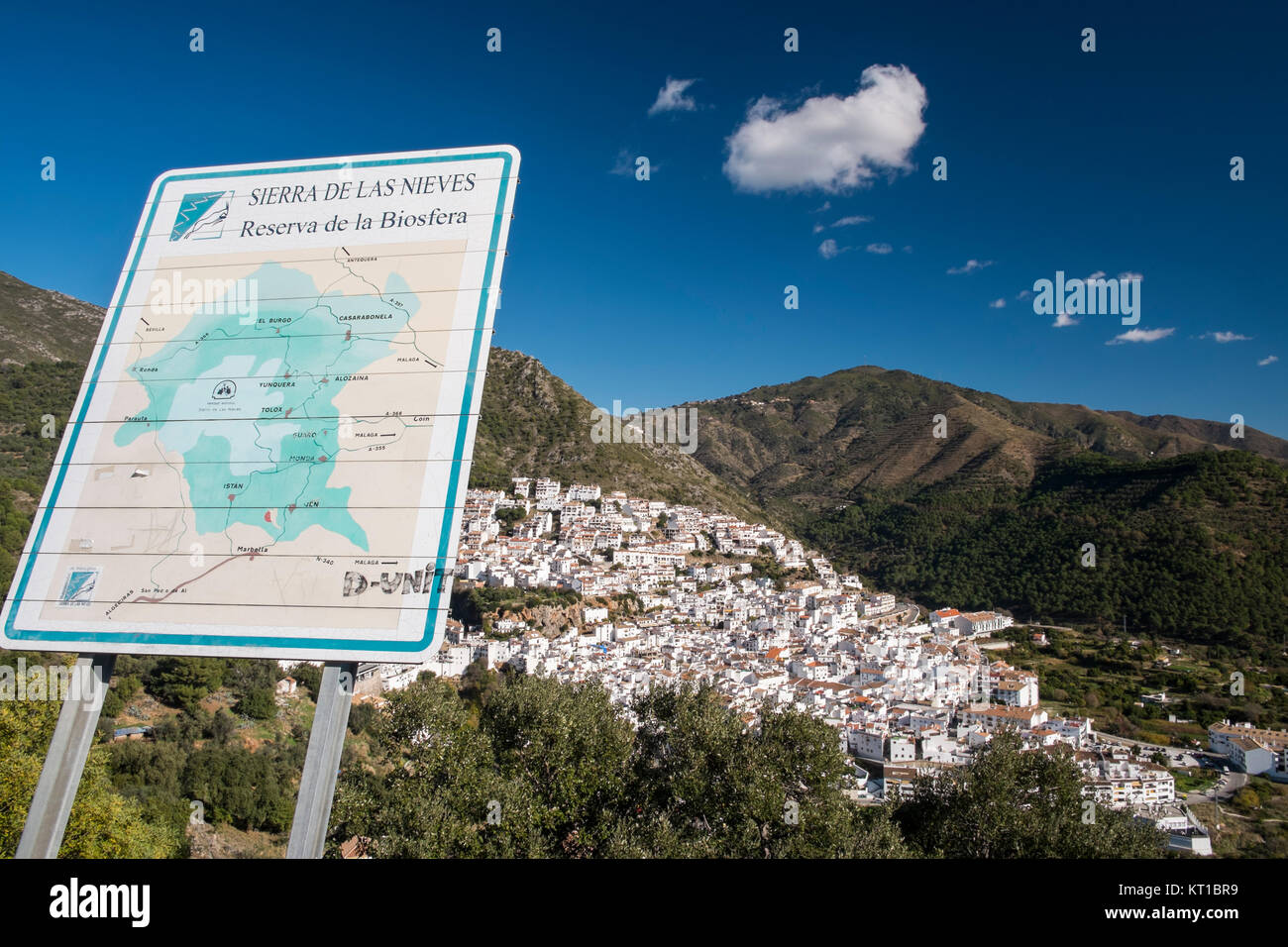 Vista aerea di Ojen, villaggio bianco su un lato di una collina vicino a Marbella, Spagna. Foto Stock