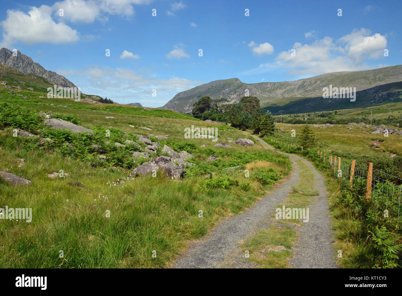 Glyderau Valley a piedi tra Tryfan e Betws-y-Coed, Conwy Valley, Snowdonia, Wales, Regno Unito Foto Stock