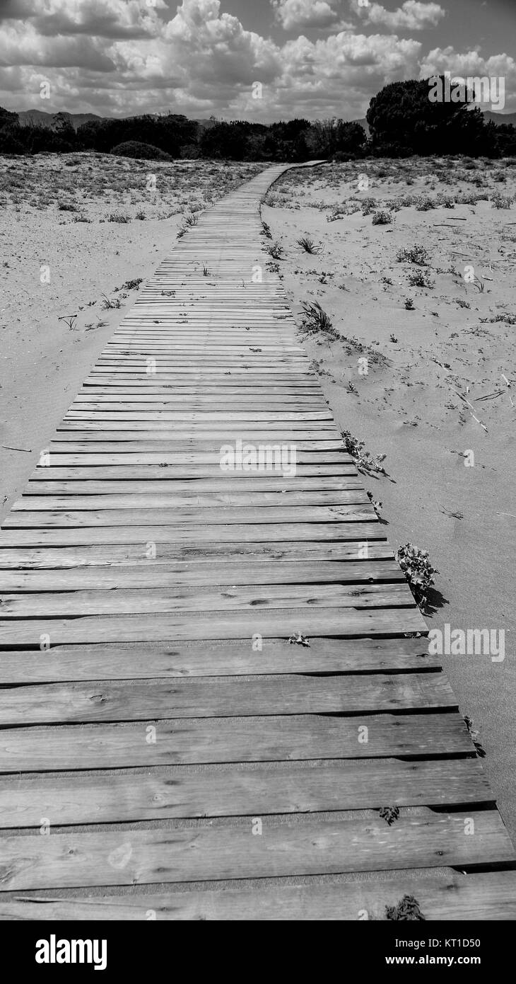 Un sentiero in legno depositatesi su di una spiaggia di sabbia bianca, distretto di Muravera, Sardegna, Italia Foto Stock