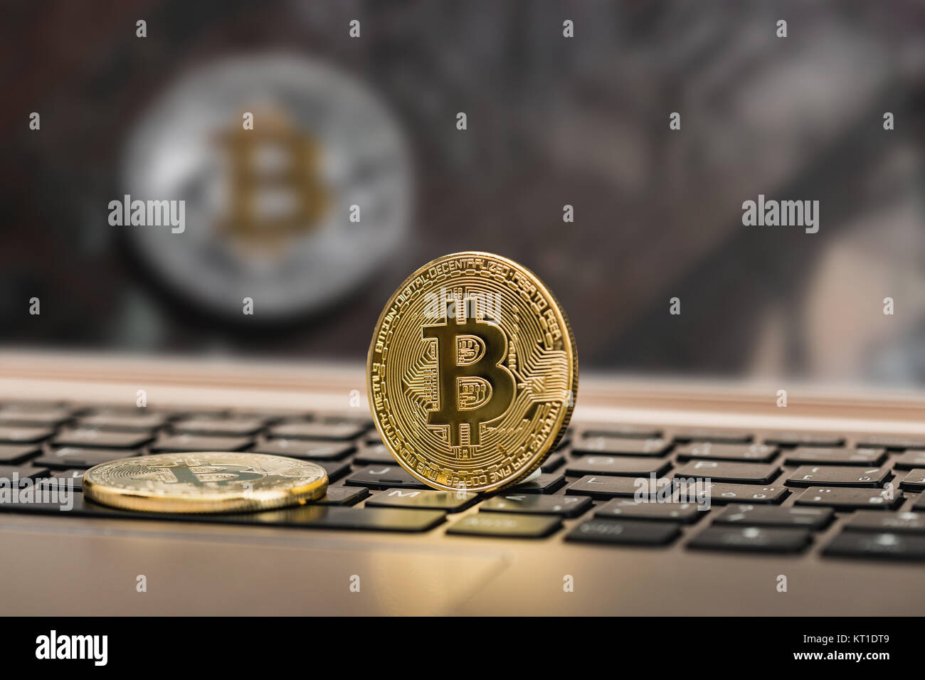 Close up golden bitcoin coin crypto valuta il concetto di sfondo. Golden bitcoin moneta sul nero tastiera portatile. Macro. Foto Stock