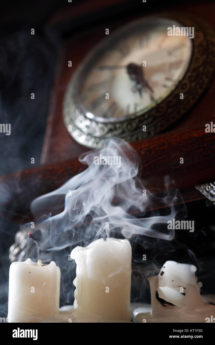 Vintage vita ancora con estinta candele vicino al vecchio orologio Foto Stock