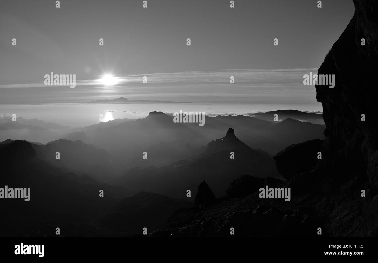 Tramonto monocromatica dalla montagna, vertice di Gran Canaria e Roque Bentayga, isole Canarie Foto Stock