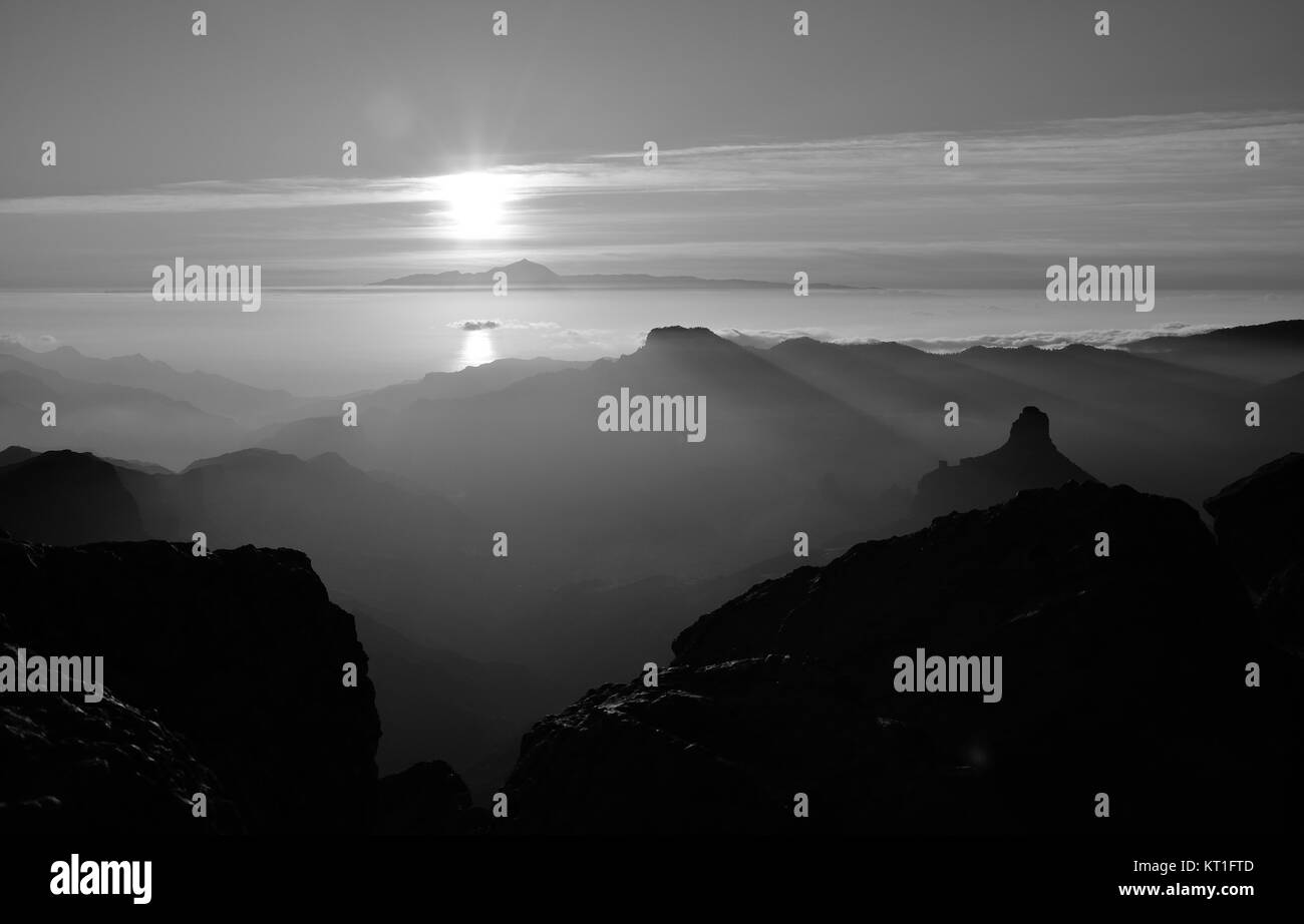 Tramonto dalla cima del Gran Canaria e Tenerife Island in background, effetto monocromo Foto Stock