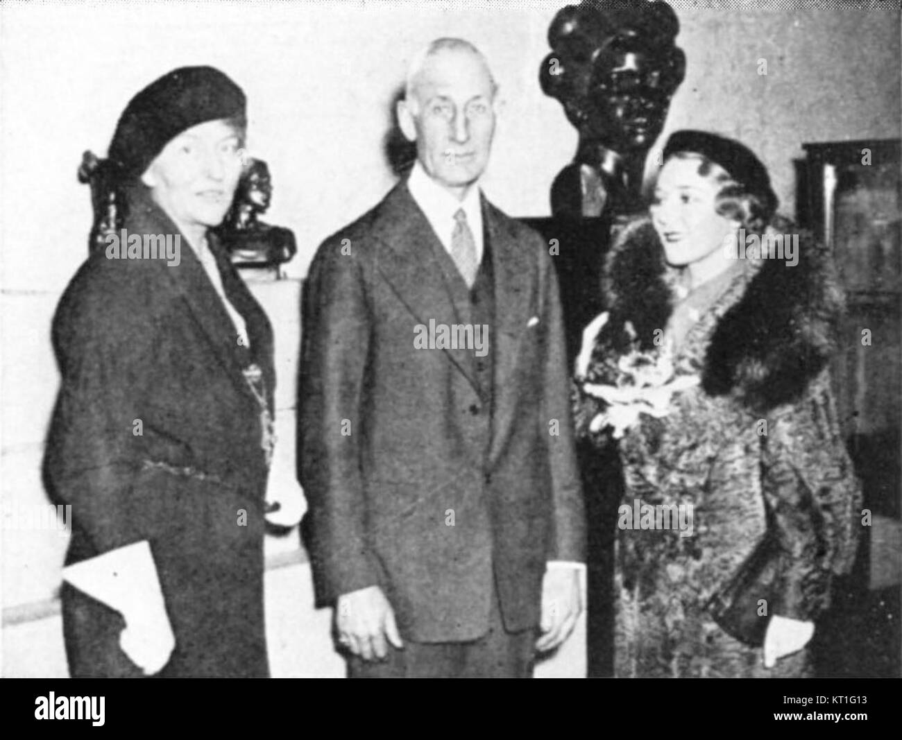 Questa immagine presenta la scultura del 1933 di un gatto di Malvina Hoffman, una rinomata artista nota per le sue opere che raffigurano animali. La scultura cattura la grazia e la forma naturale di un gatto, sottolineandone le caratteristiche anatomiche e l'eleganza. Foto Stock