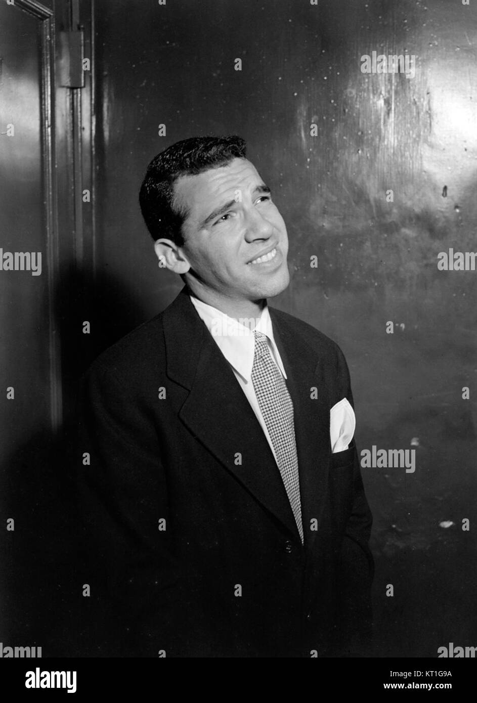 Buddy Rich era un influente batterista jazz americano, noto per la sua tecnica eccezionale e le sue esibizioni energiche. È considerato uno dei più grandi batteristi della storia del jazz. Foto Stock