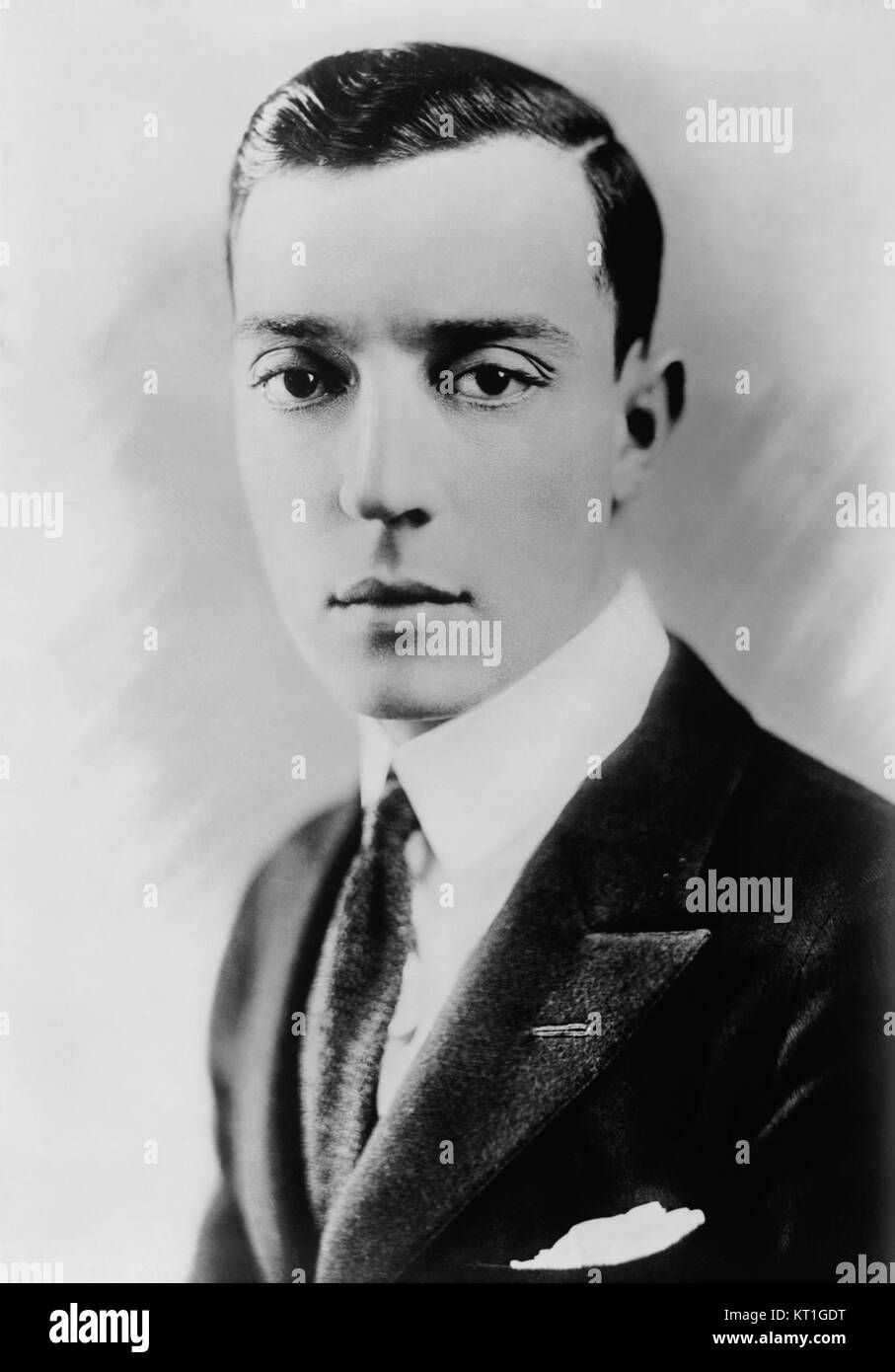 Questo montaggio mostra i momenti più iconici dei film di Buster Keaton. Conosciuto per i suoi contributi al cinema muto, la commedia fisica e le innovative tecniche cinematografiche di Keaton lo hanno reso una delle figure più influenti nella storia del cinema. Foto Stock