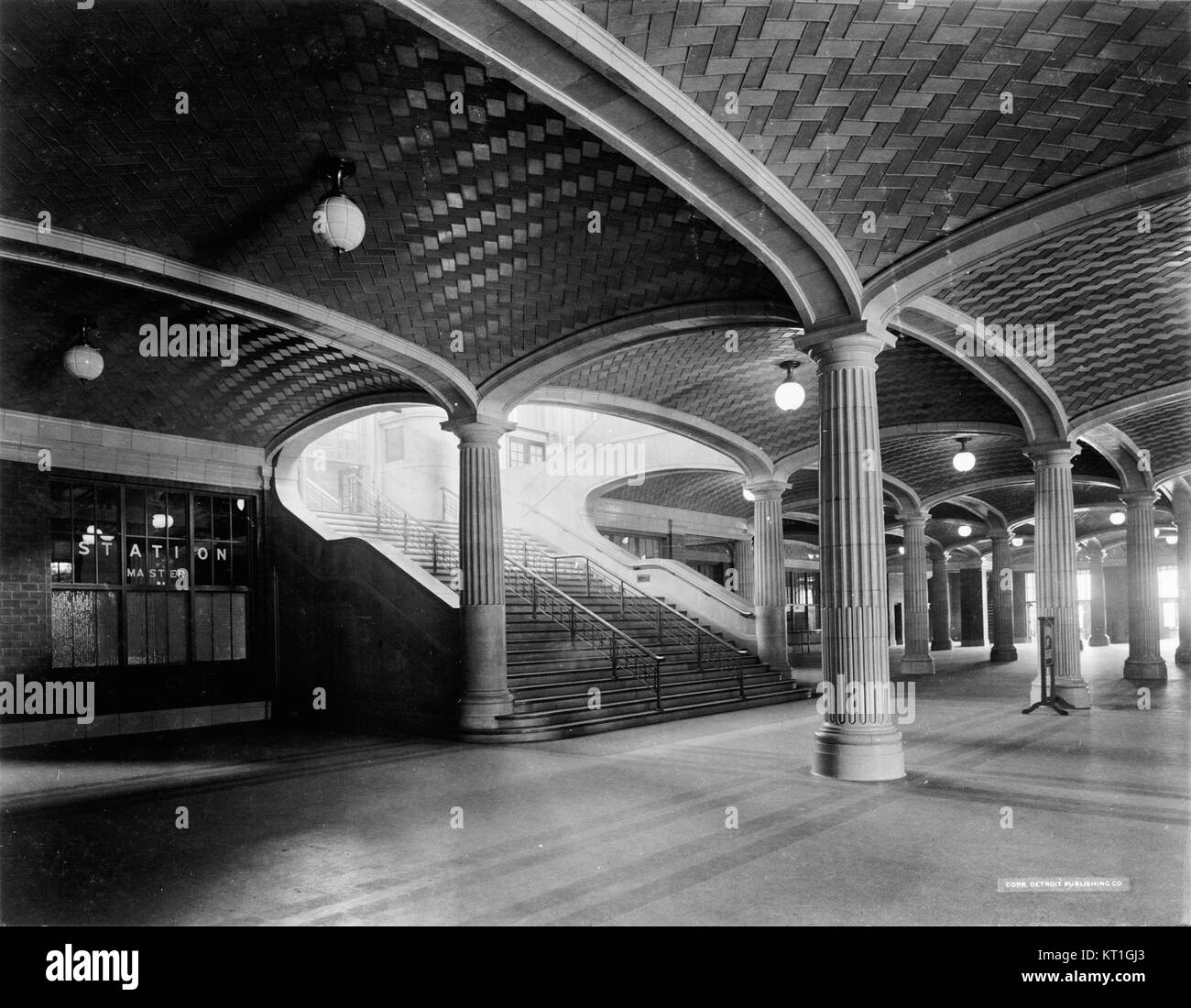 La hall C&NWRy e le scale a Chicago erano una caratteristica architettonica significativa della stazione ferroviaria Chicago & North Western. Conosciuta per il suo grande design e il ruolo importante nella storia dei trasporti, fu un punto di snodo per i passeggeri durante i suoi anni di punta. Foto Stock