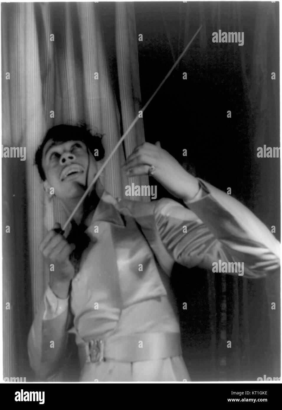 Cab Calloway era un influente cantante jazz americano e bandleader noto per le sue esibizioni energiche e i suoi contributi all'era delle big band. Il suo stile distintivo e le sue canzoni popolari lo hanno reso una figura significativa nella storia della musica jazz. Foto Stock