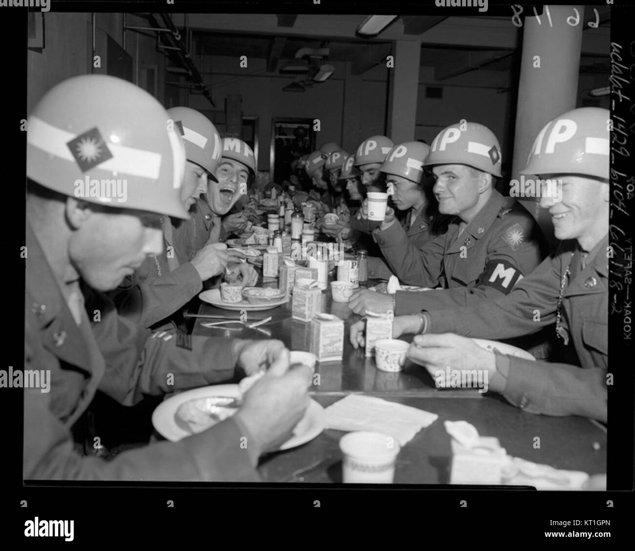 L'unità della polizia militare della Guardia Nazionale della California (MP) dal 1950 ha svolto un ruolo nella difesa nazionale e nell'applicazione della legge durante un periodo critico post-bellico. Erano coinvolti nel mantenimento dell'ordine e della sicurezza. Foto Stock
